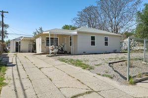 Long Driveway for Extra Parking.jpg