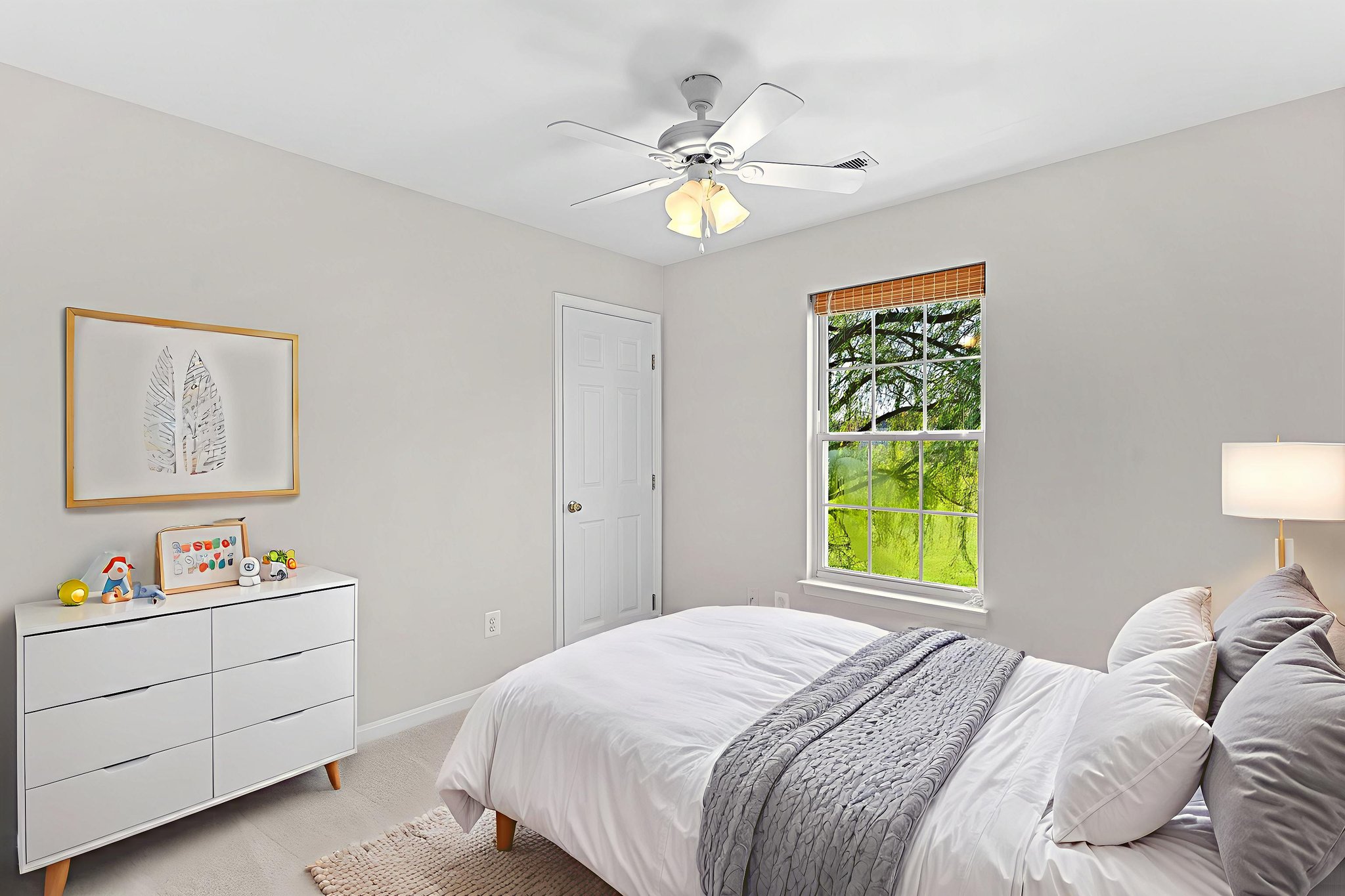 DSC08505 virtually staged.jpeg