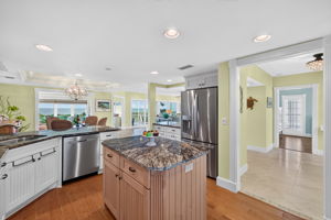 Kitchen 3 of 8