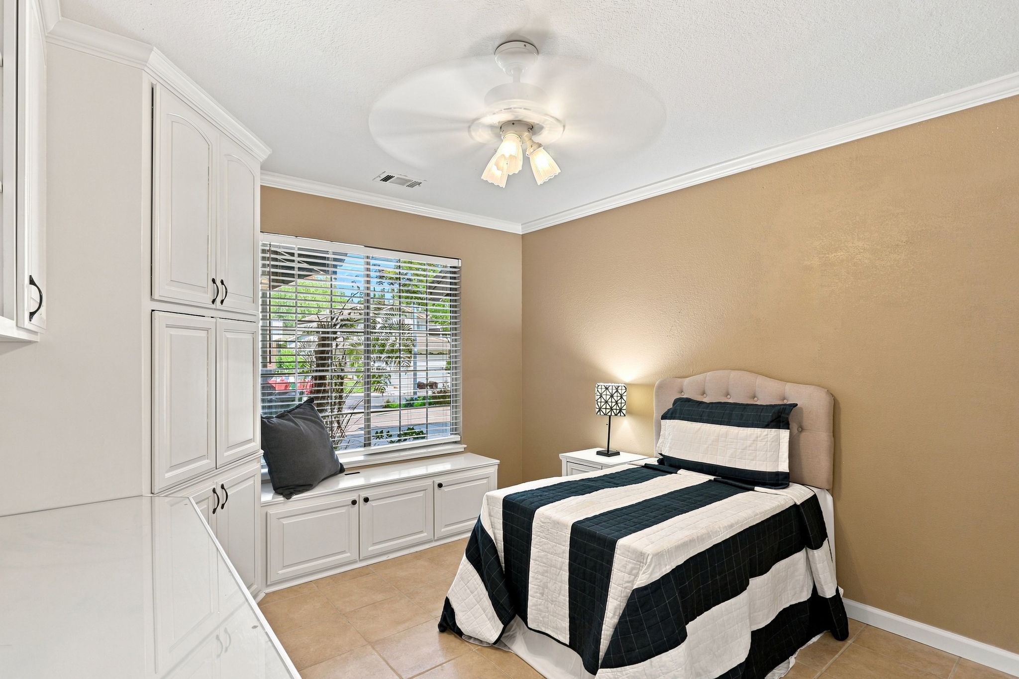 028_F8_4310 Canyon Crest Rd W