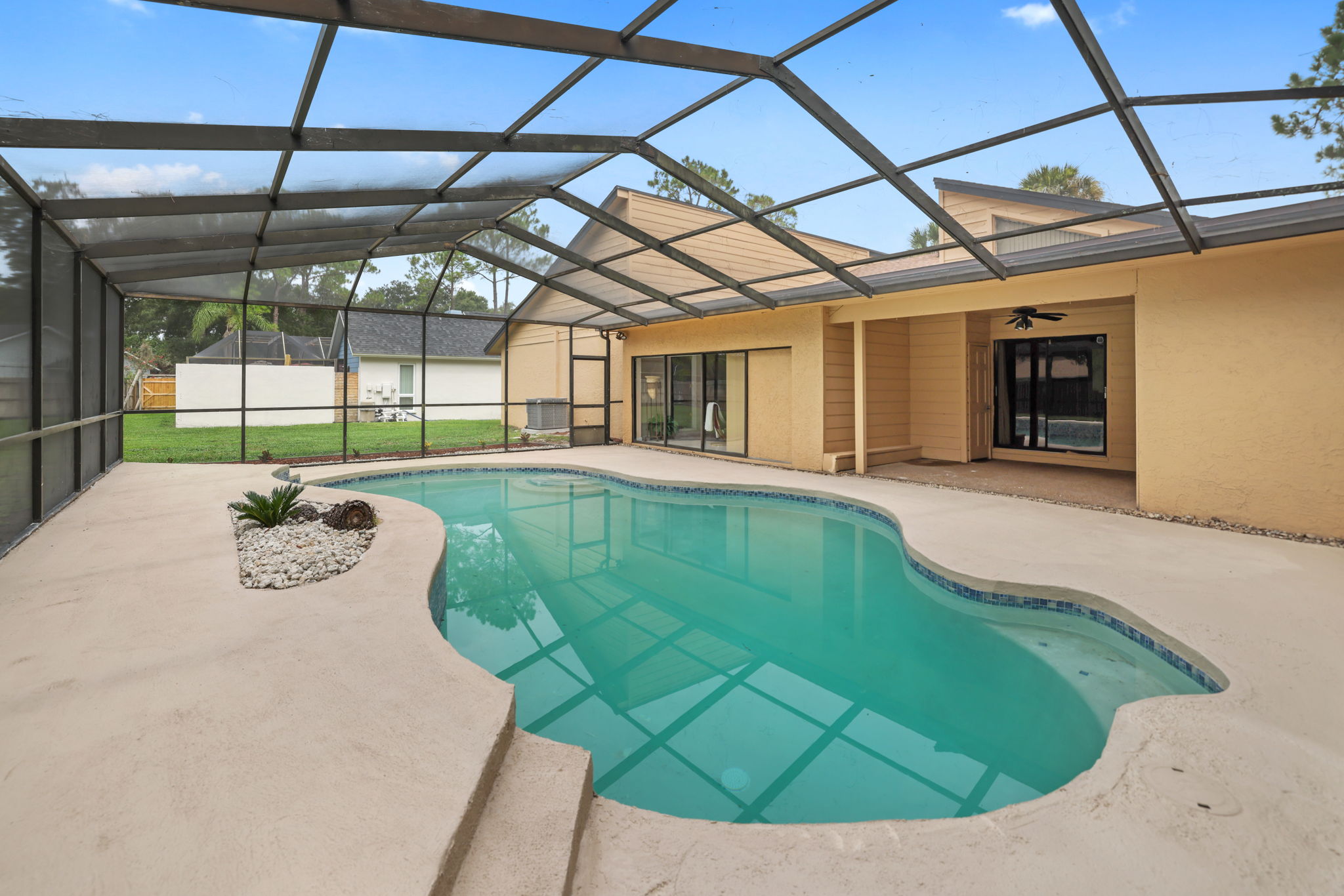 Back Pool - 495A2007 (1)