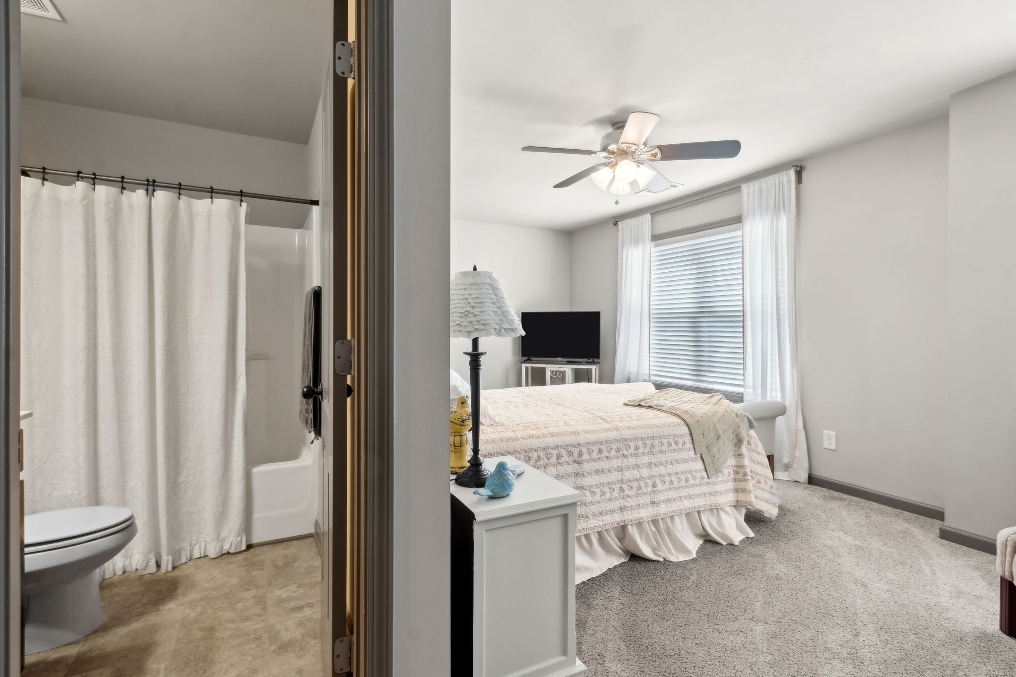Bedroom/Bathroom