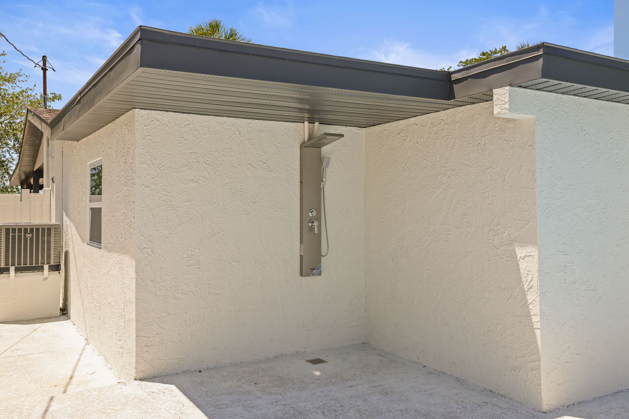 Back Outdoor Shower - 495A8041