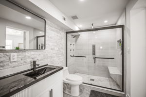 Bathroom 1 - 495A7973