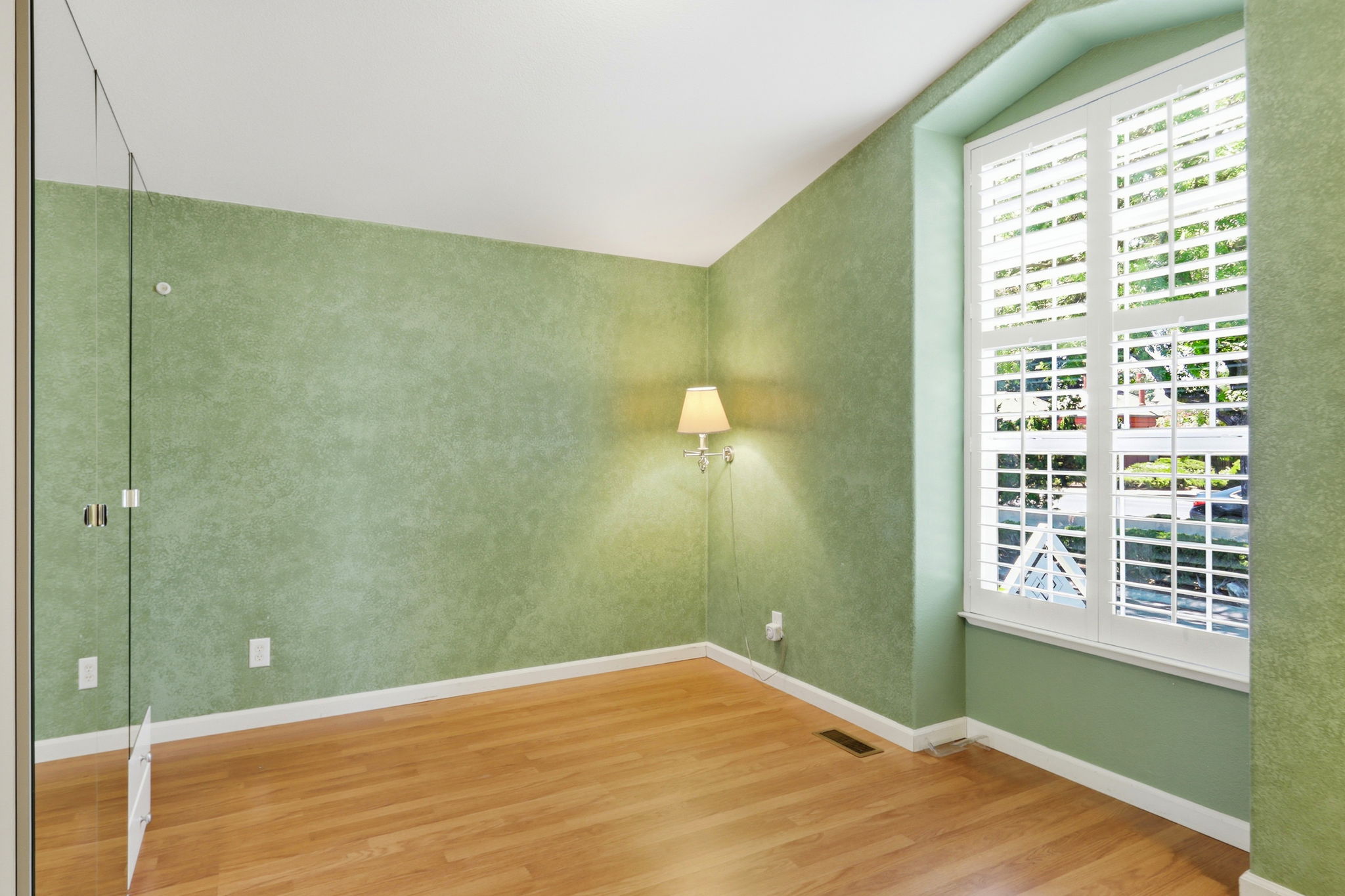 019_F8_433 Sylvan Ave 70