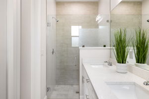 Modern master bath en suite.