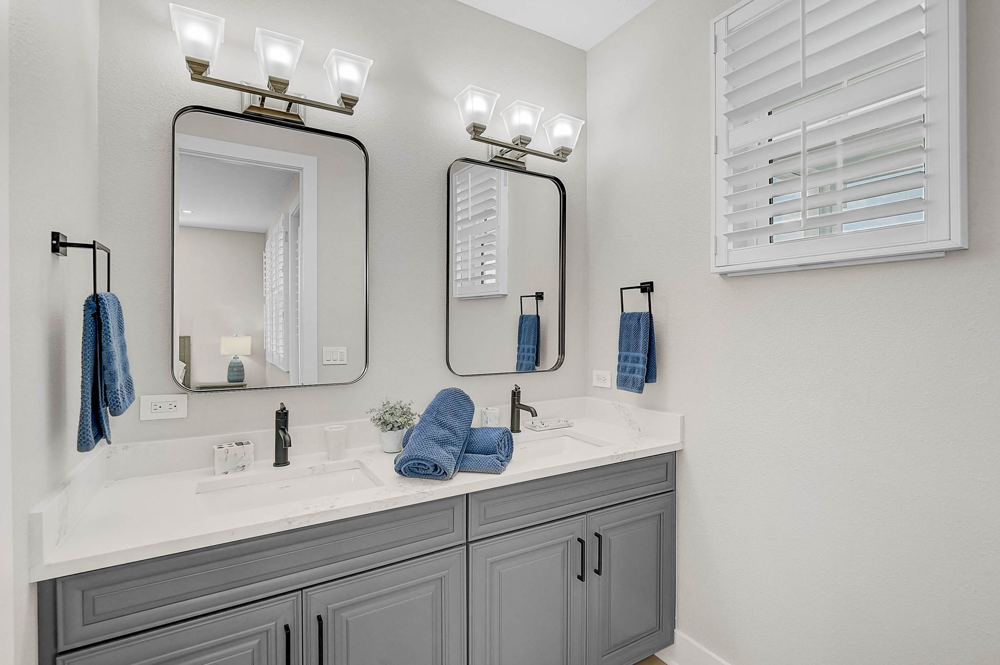 4337 Marina Vw Wy-40