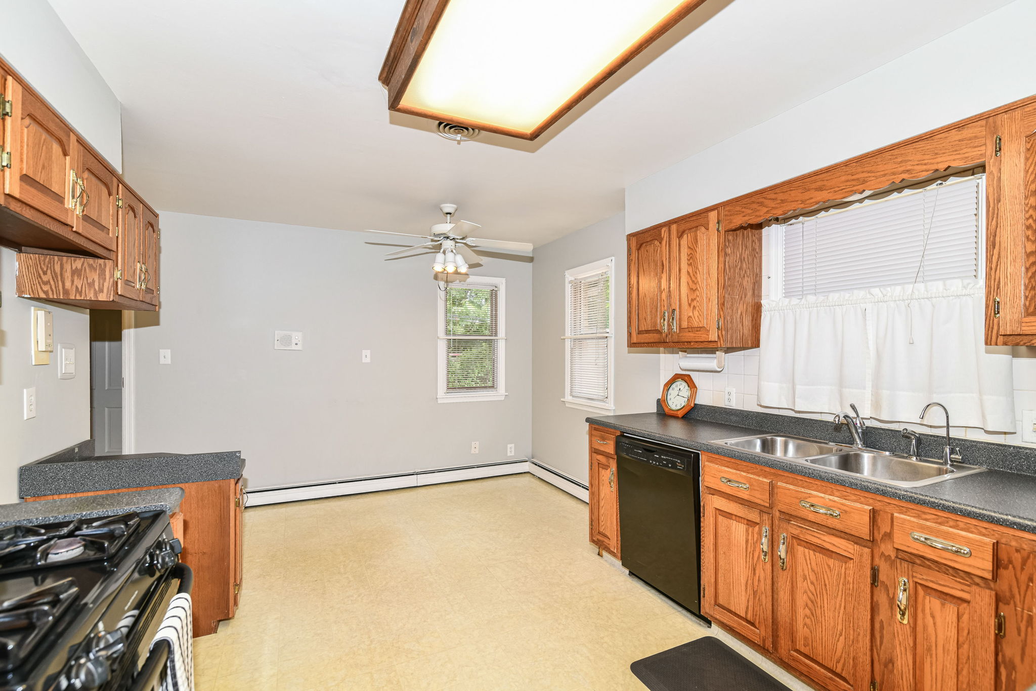 COUNTRY EAT IN KITCHEN