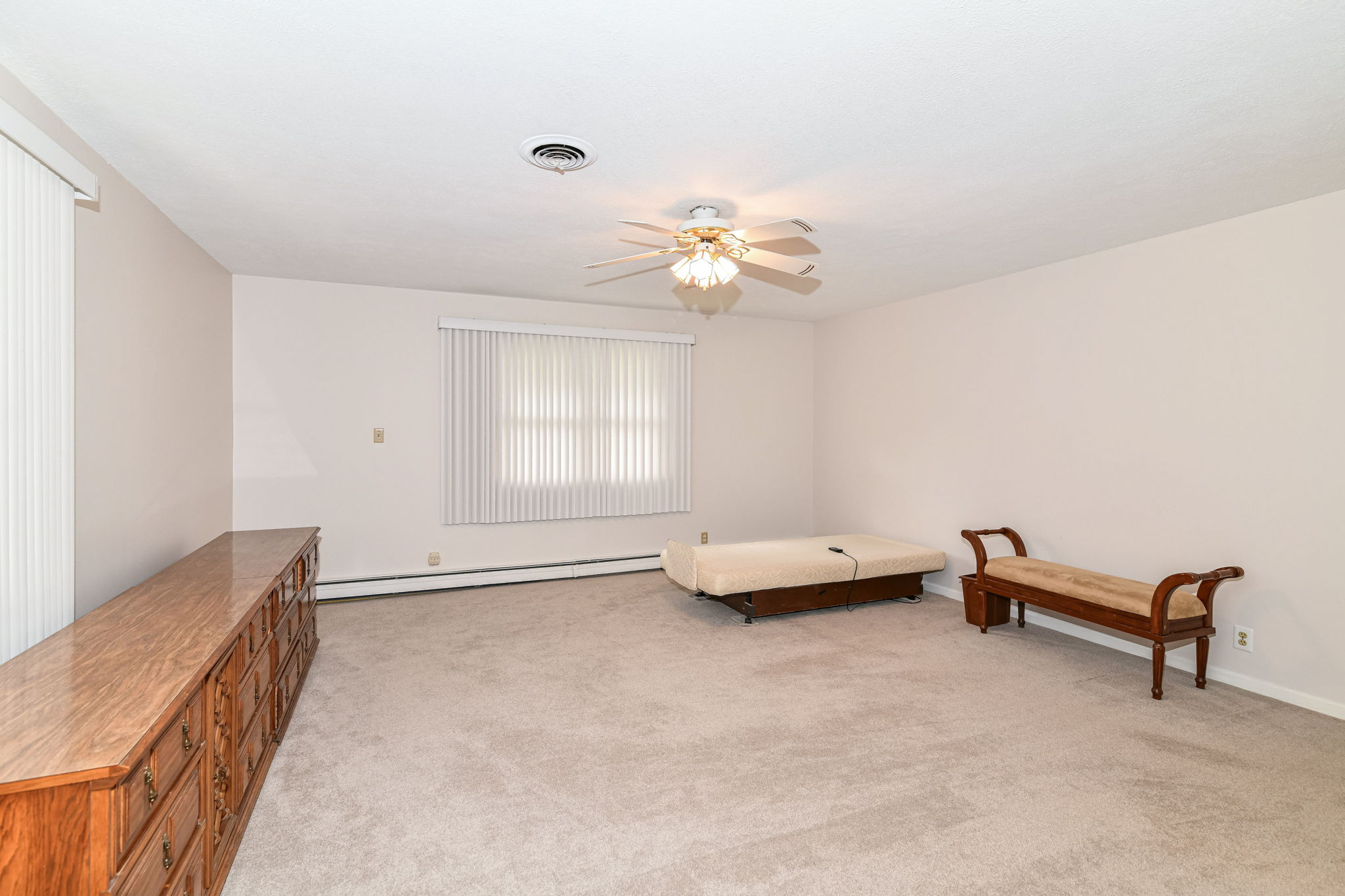 LARGE MASTER BEDROOM VIEW 2