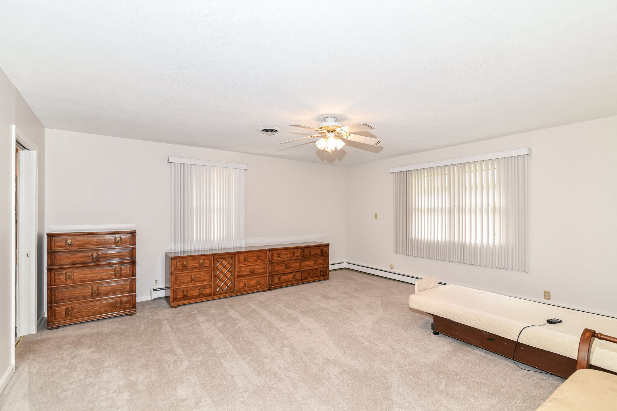 LARGE MASTER BEDROOM