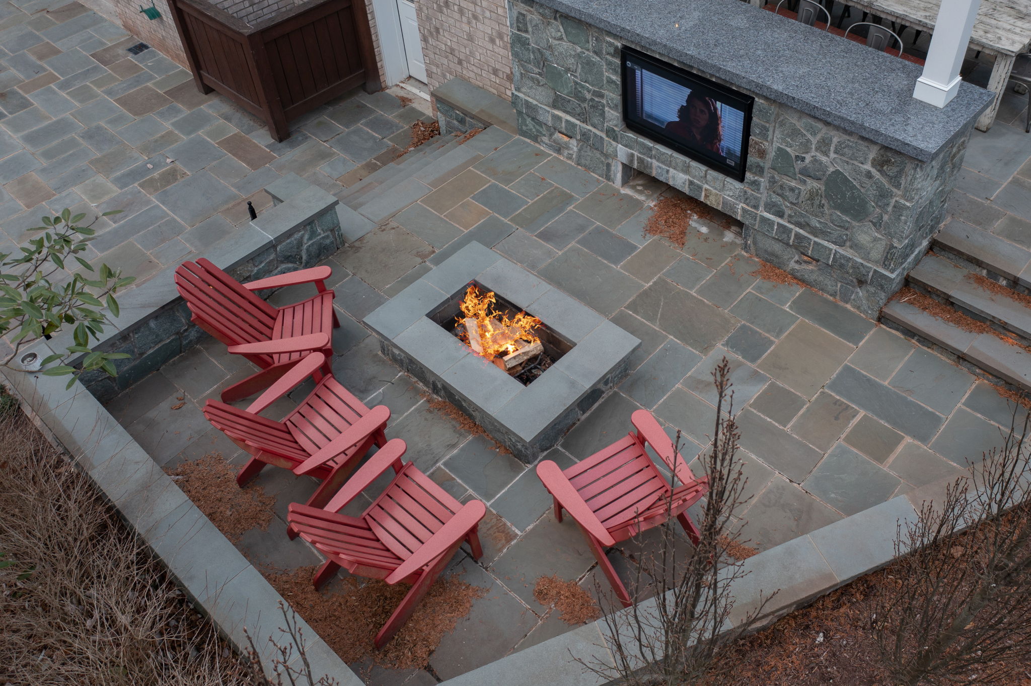 Overview of the firepit terrace