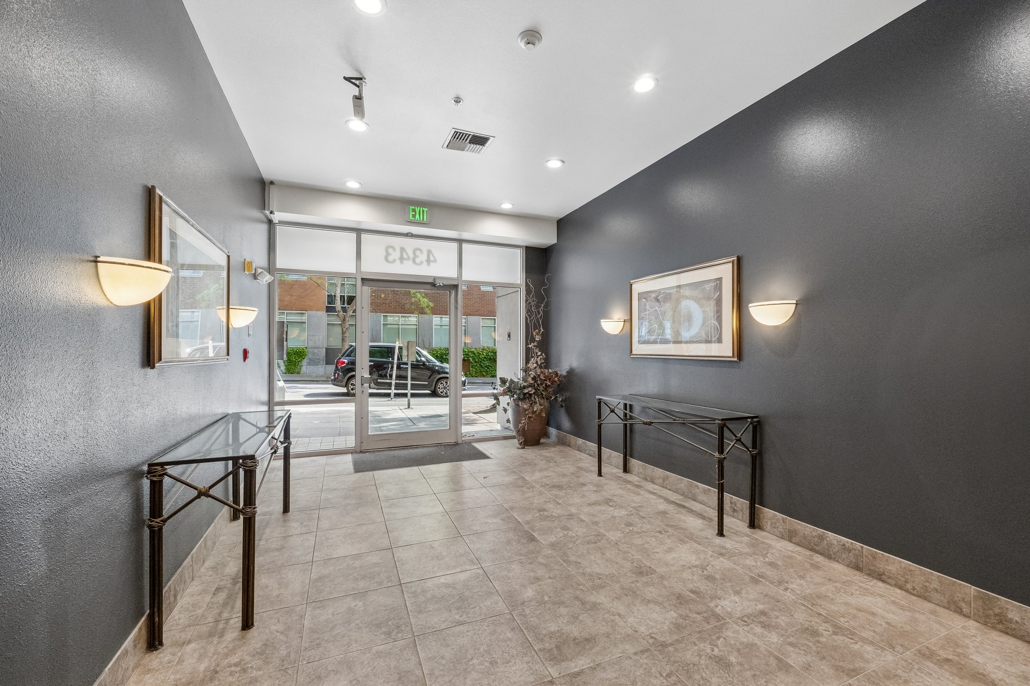 Roosevelt Way NE 608-S0109-004.jpg