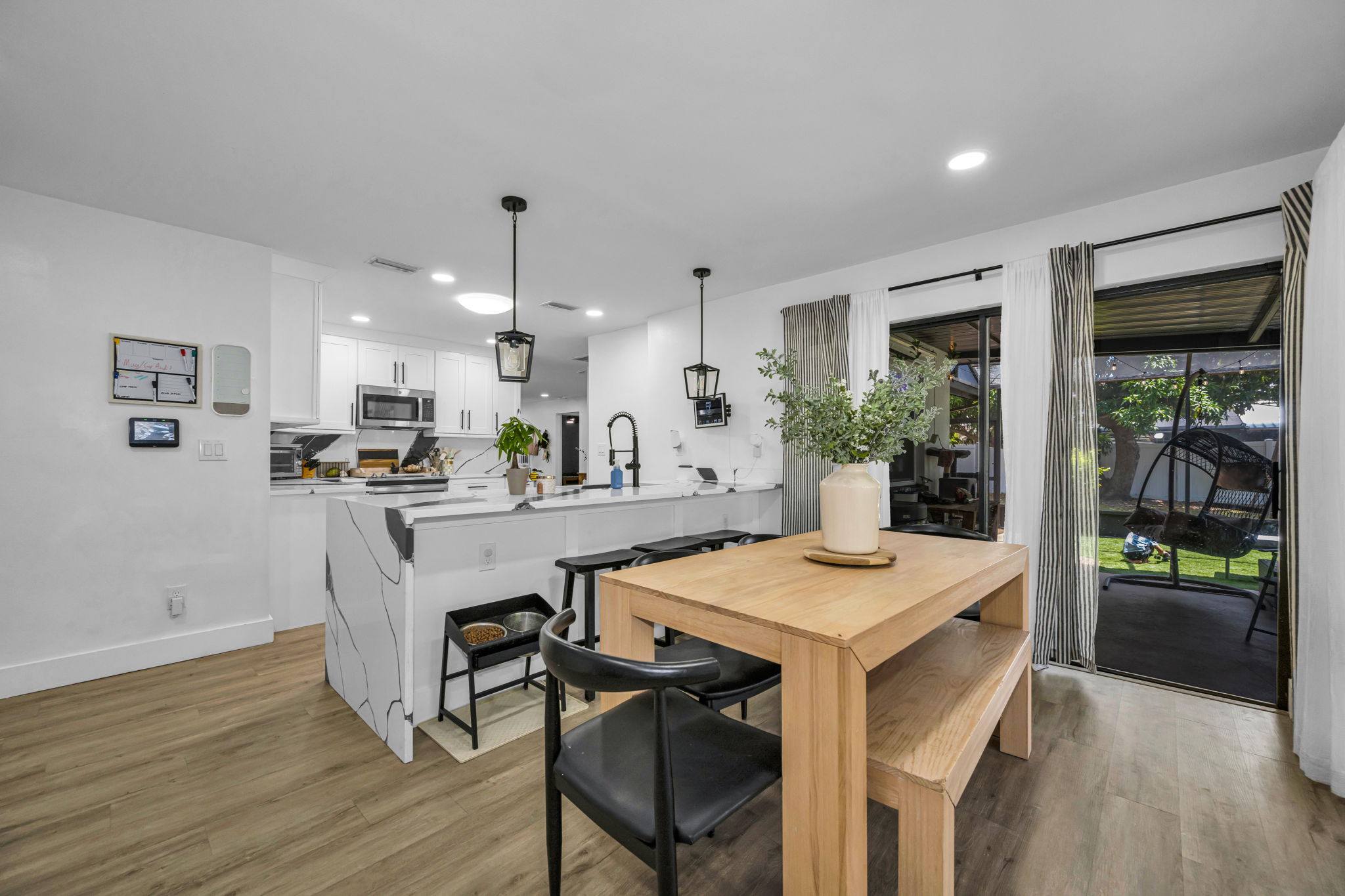 Kitchen Eat-In 1