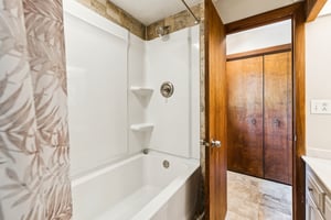 Crestview Rd-0406-024.jpg