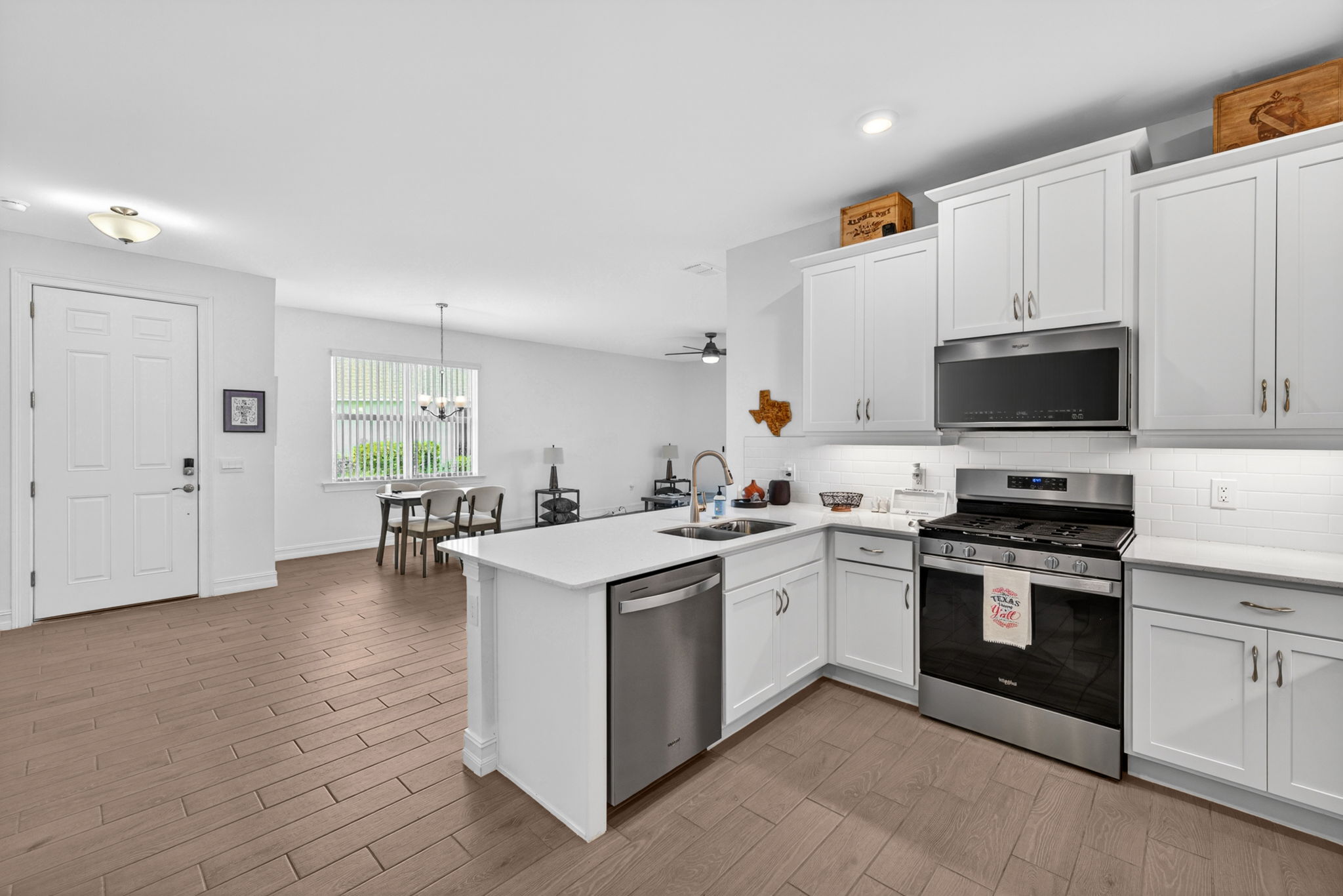 Kitchen 3 of 6