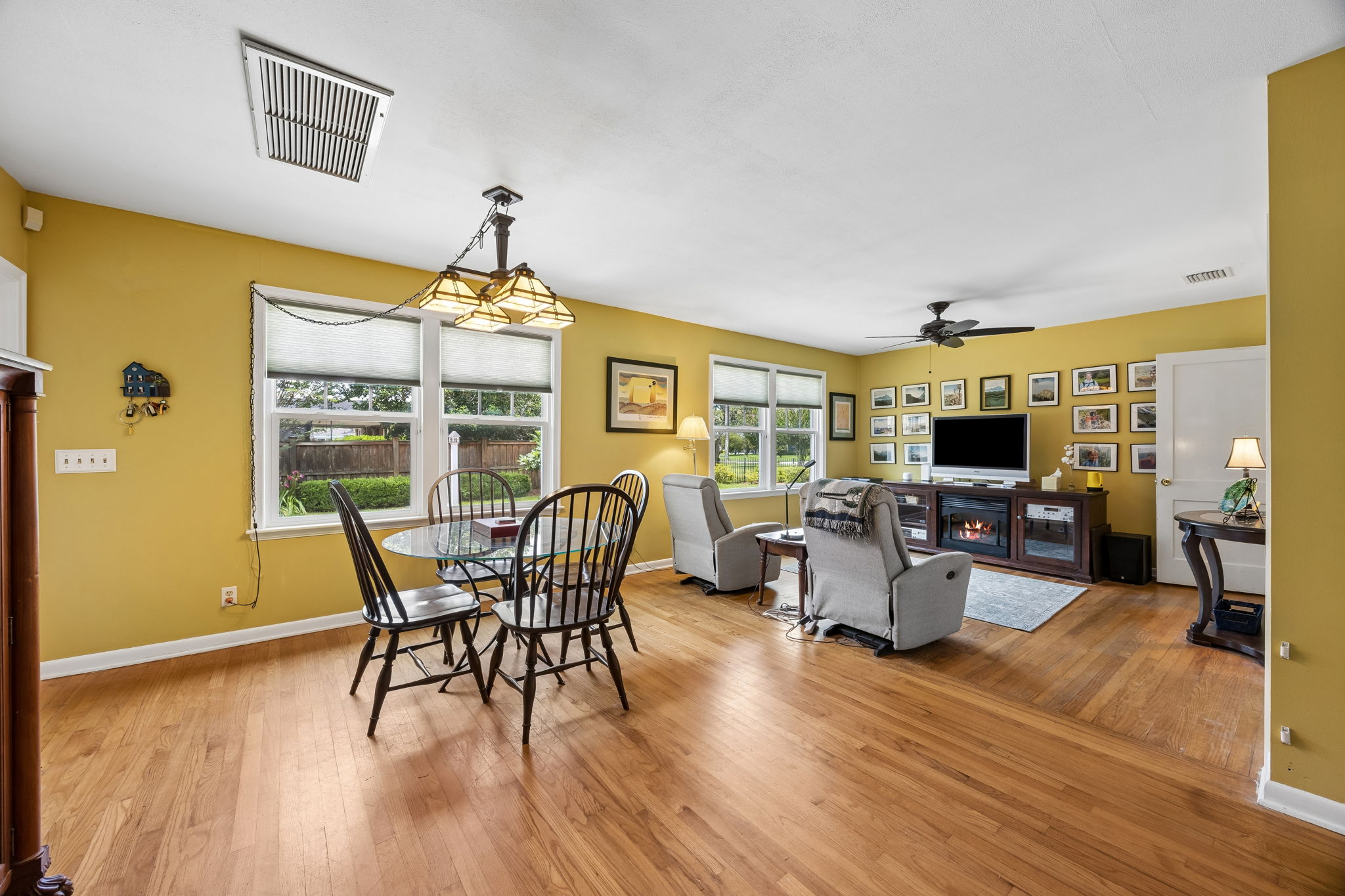 Breakfast Area/Living Room