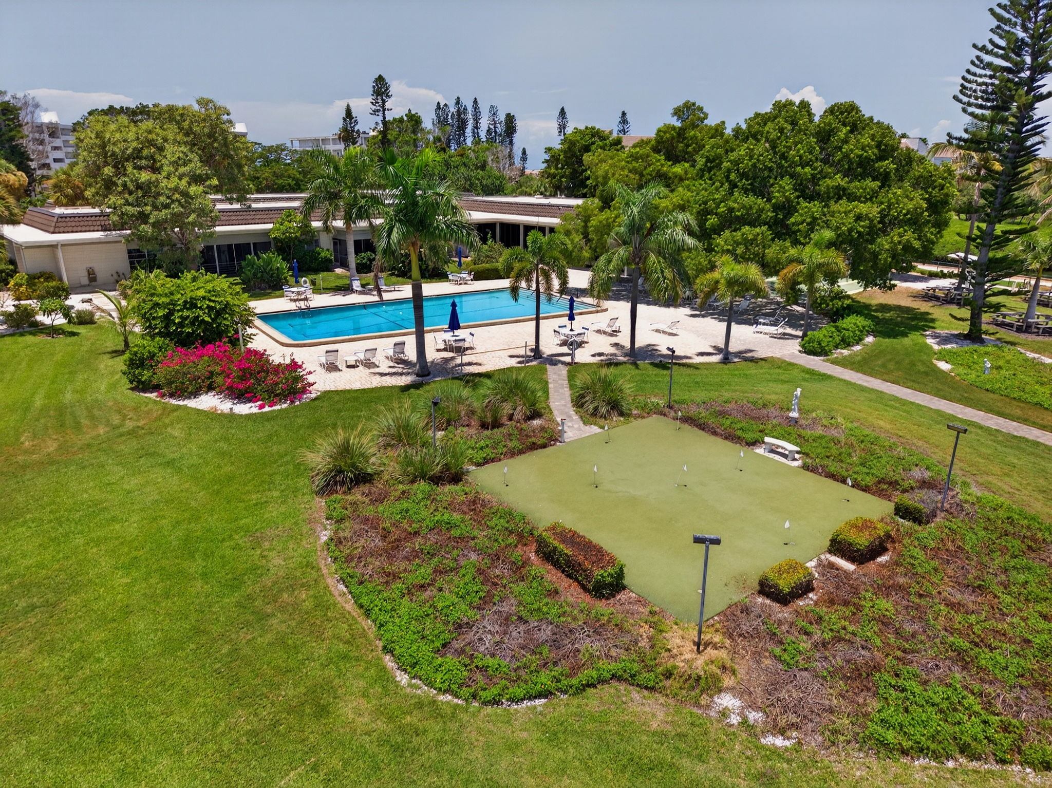 Main poo with putting green