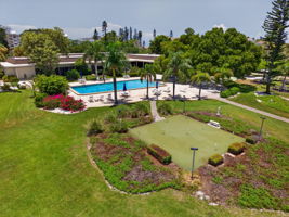 Main poo with putting green