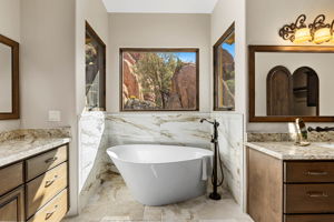 Primary Bathroom (3)