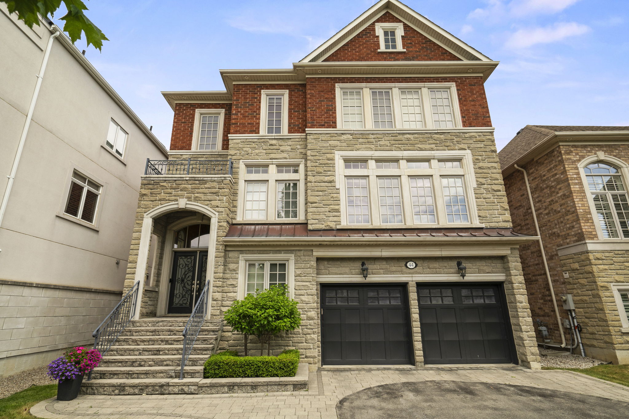 44 Chaiwood Ct Vaughan, ON L6A 0V9