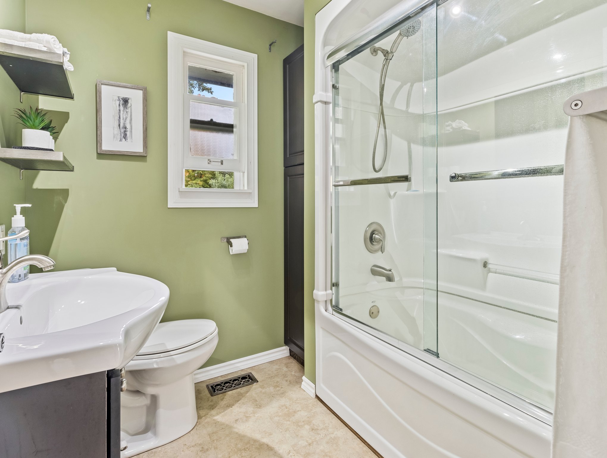 44 Farley Cir, Willow Beach, ON L0E 1S0 REALPix Interior & Real