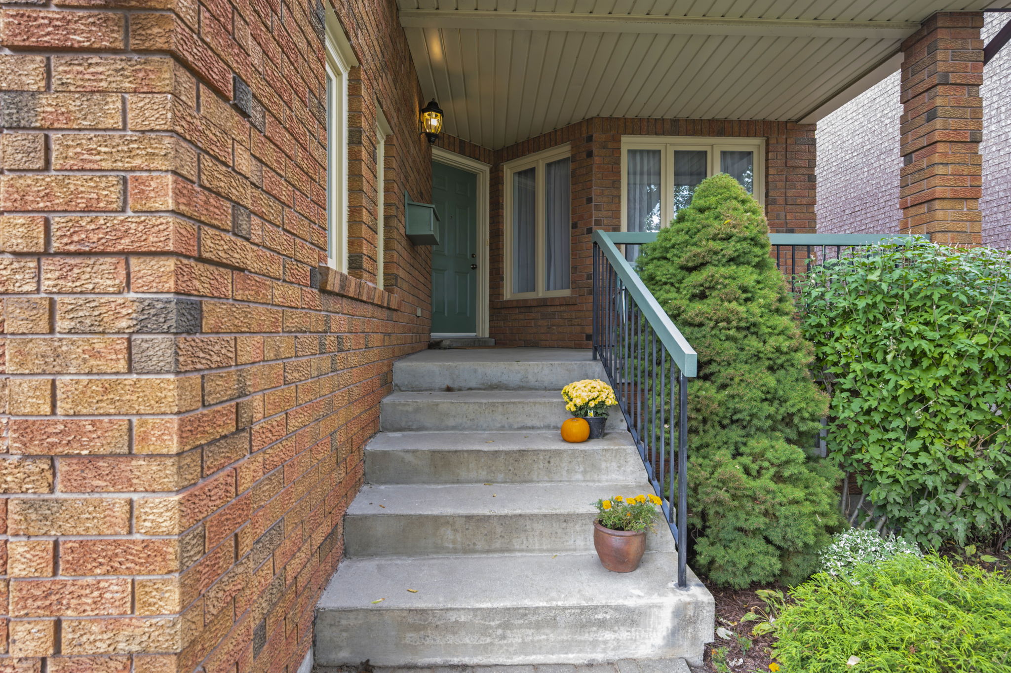 44 Jellicoe Ave Toronto, ON M8W 1W1