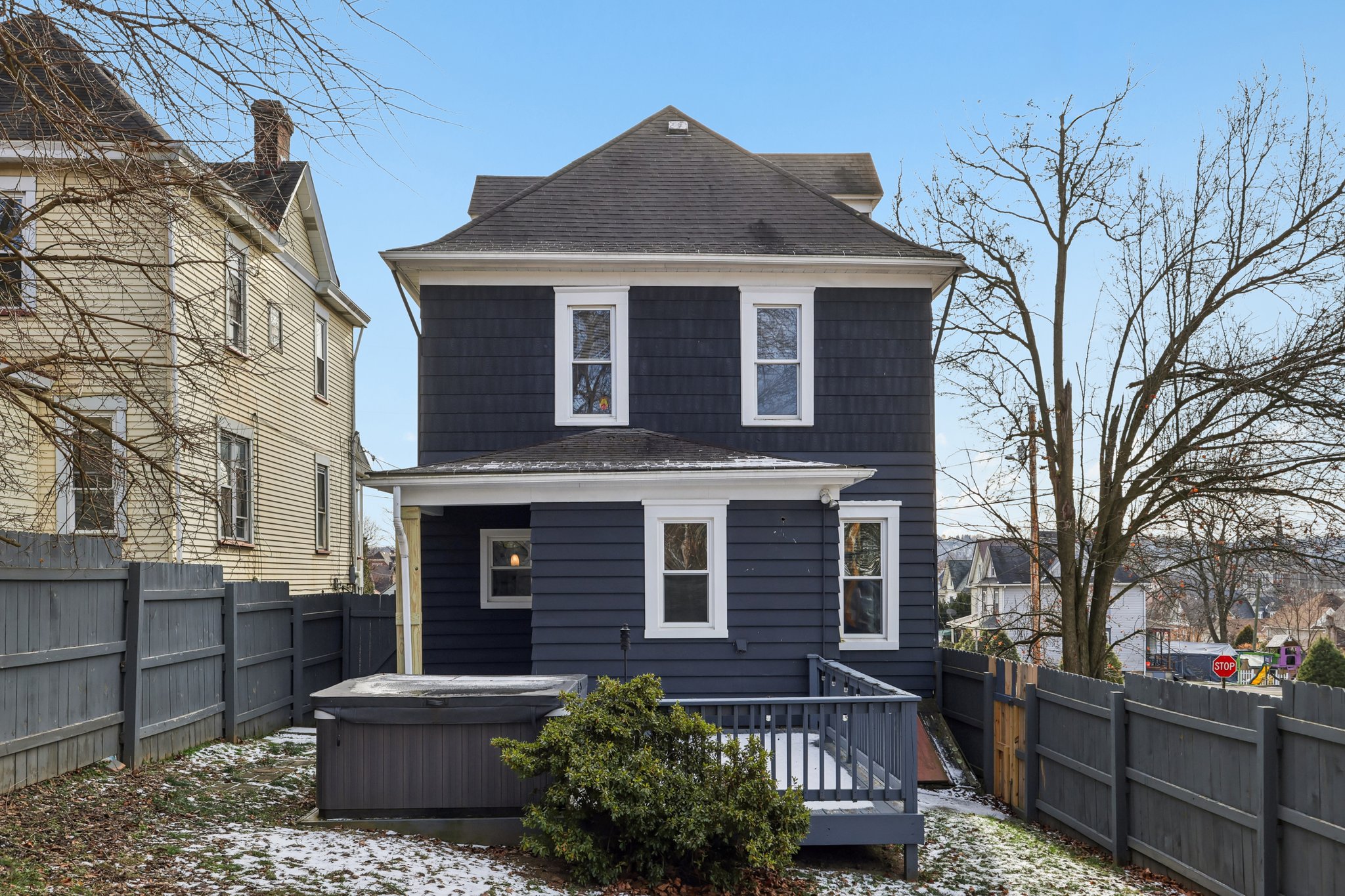 E Pearl St-S2312-072.jpg