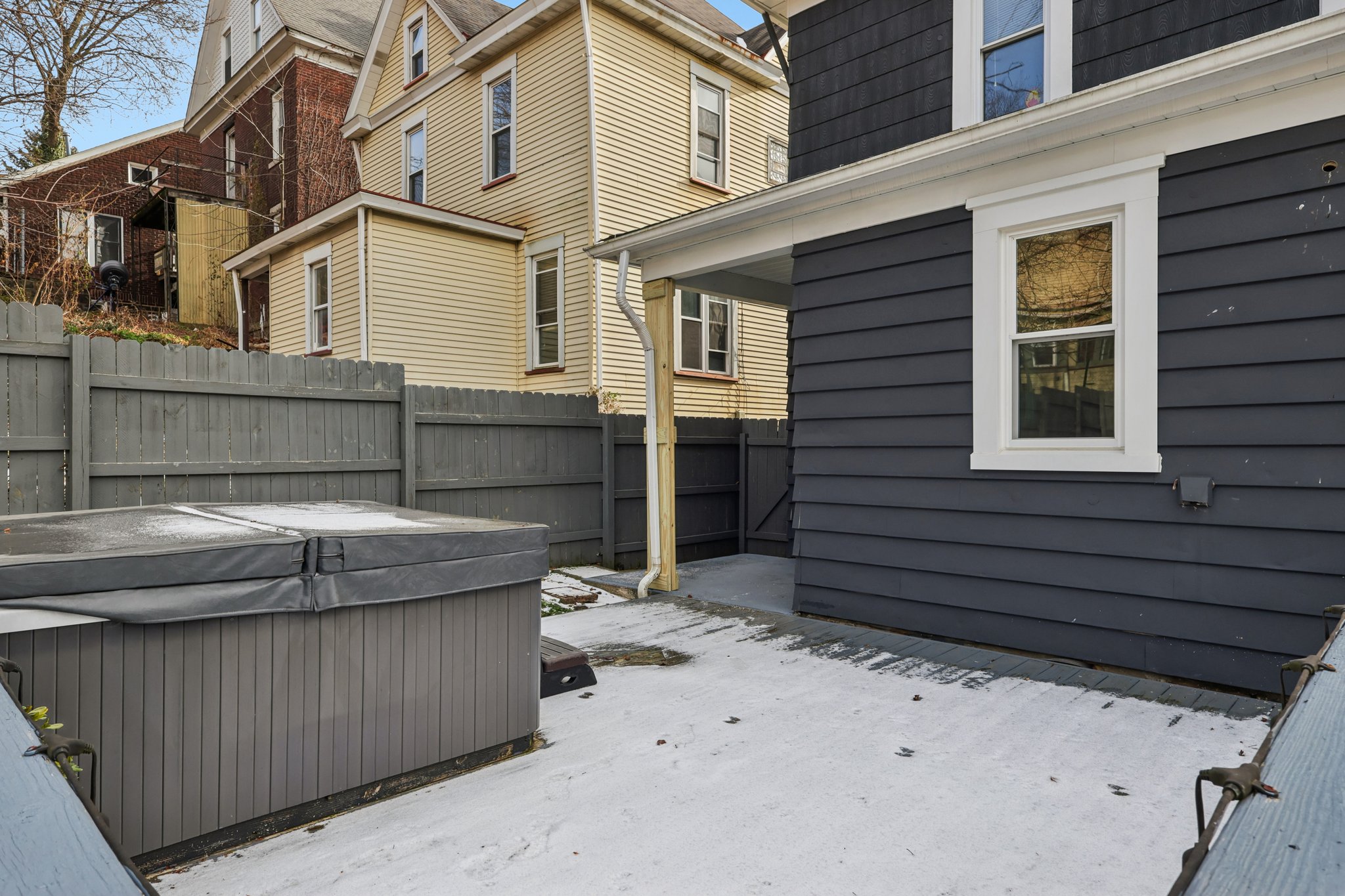 E Pearl St-S2312-075.jpg