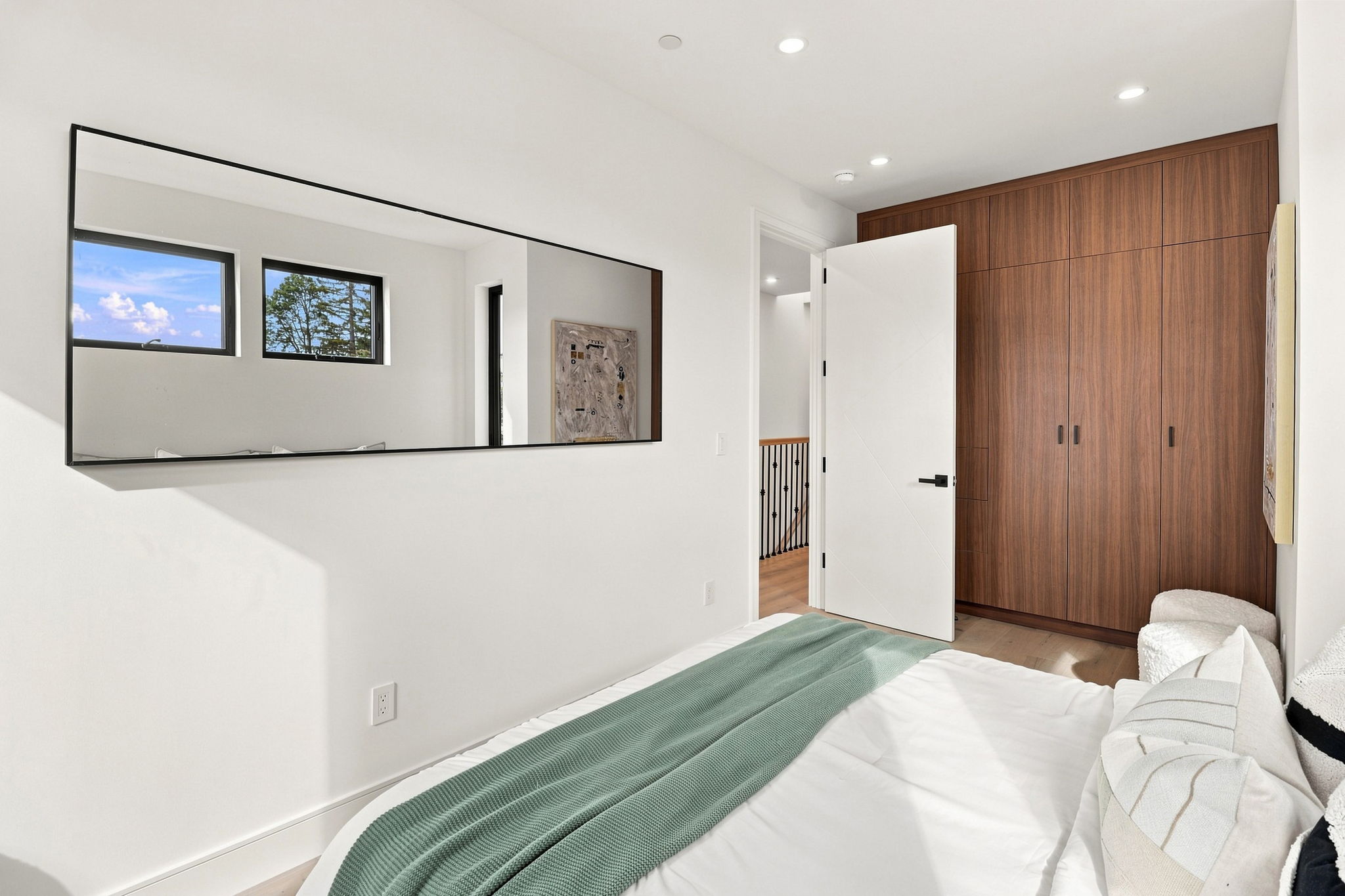 032_F8_440 Hobart Ave