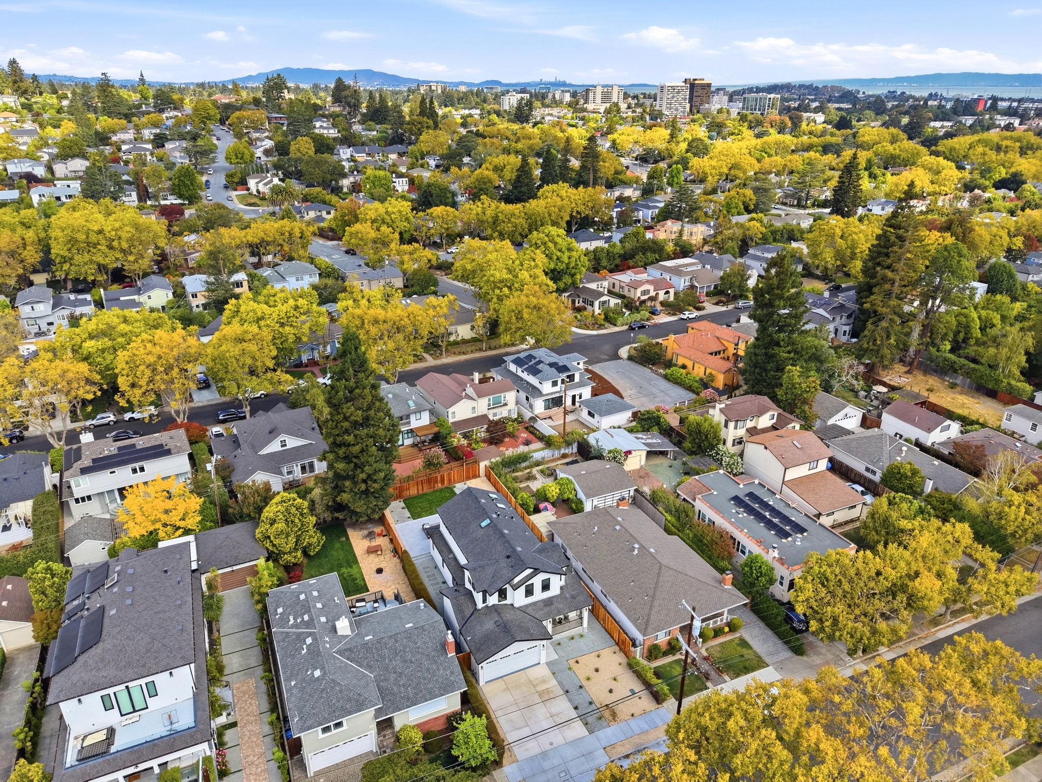 011_F8_AERIAL_440 Hobart Ave