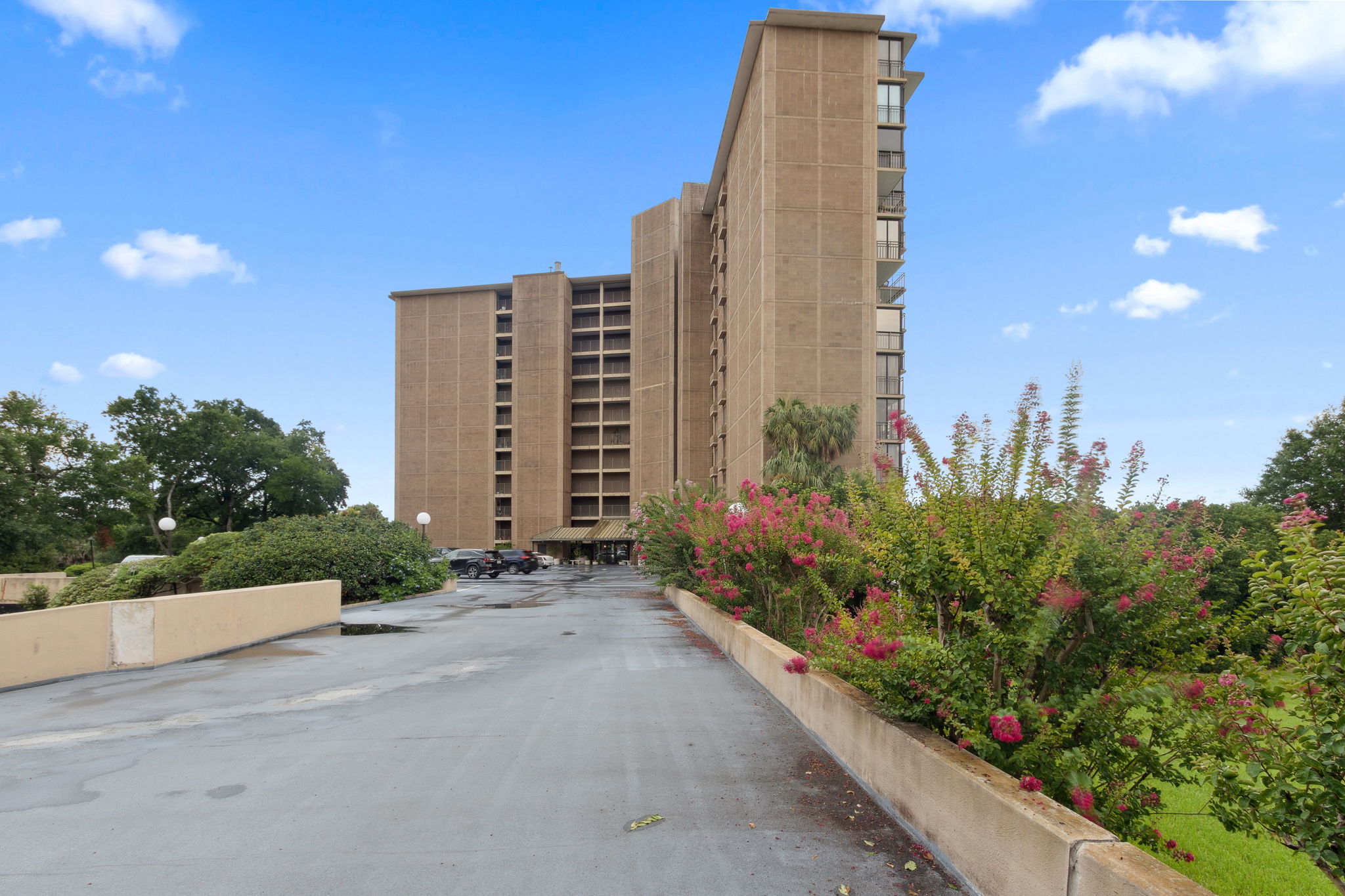 Welcome to 4401 Lakeside Drive Unit 404
