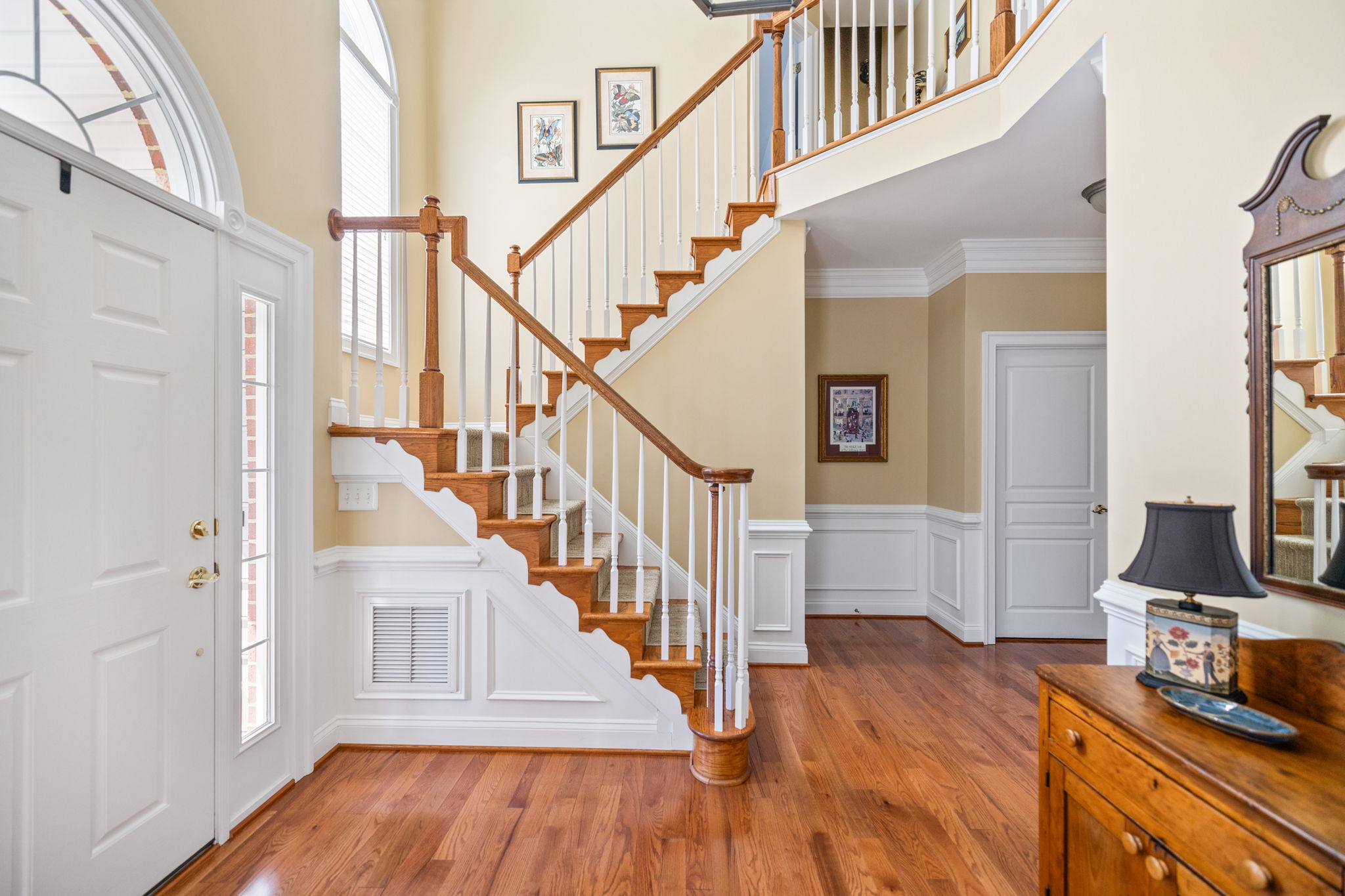 Beautiful Oak floors & Stairs