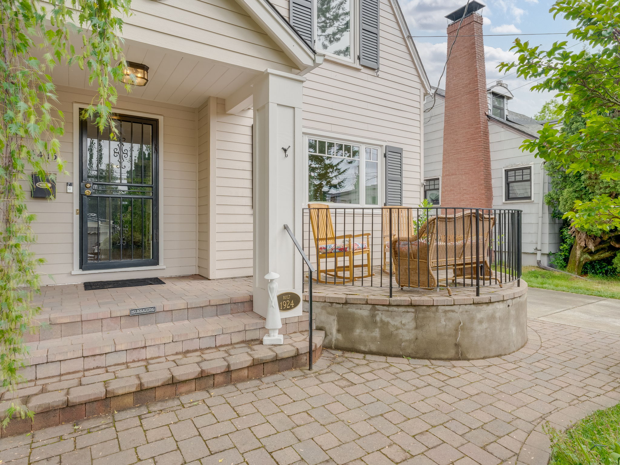 Front Porch/Entrance