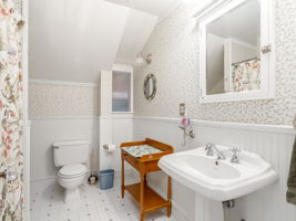 Bathroom (Upper)