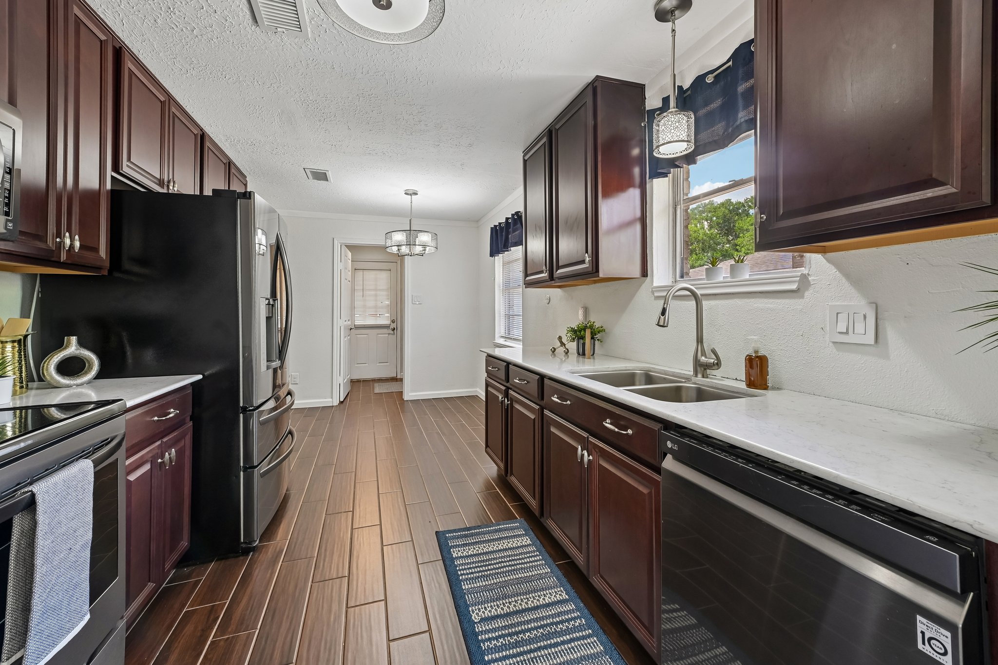 Saffron Ln-S1405-016.jpg