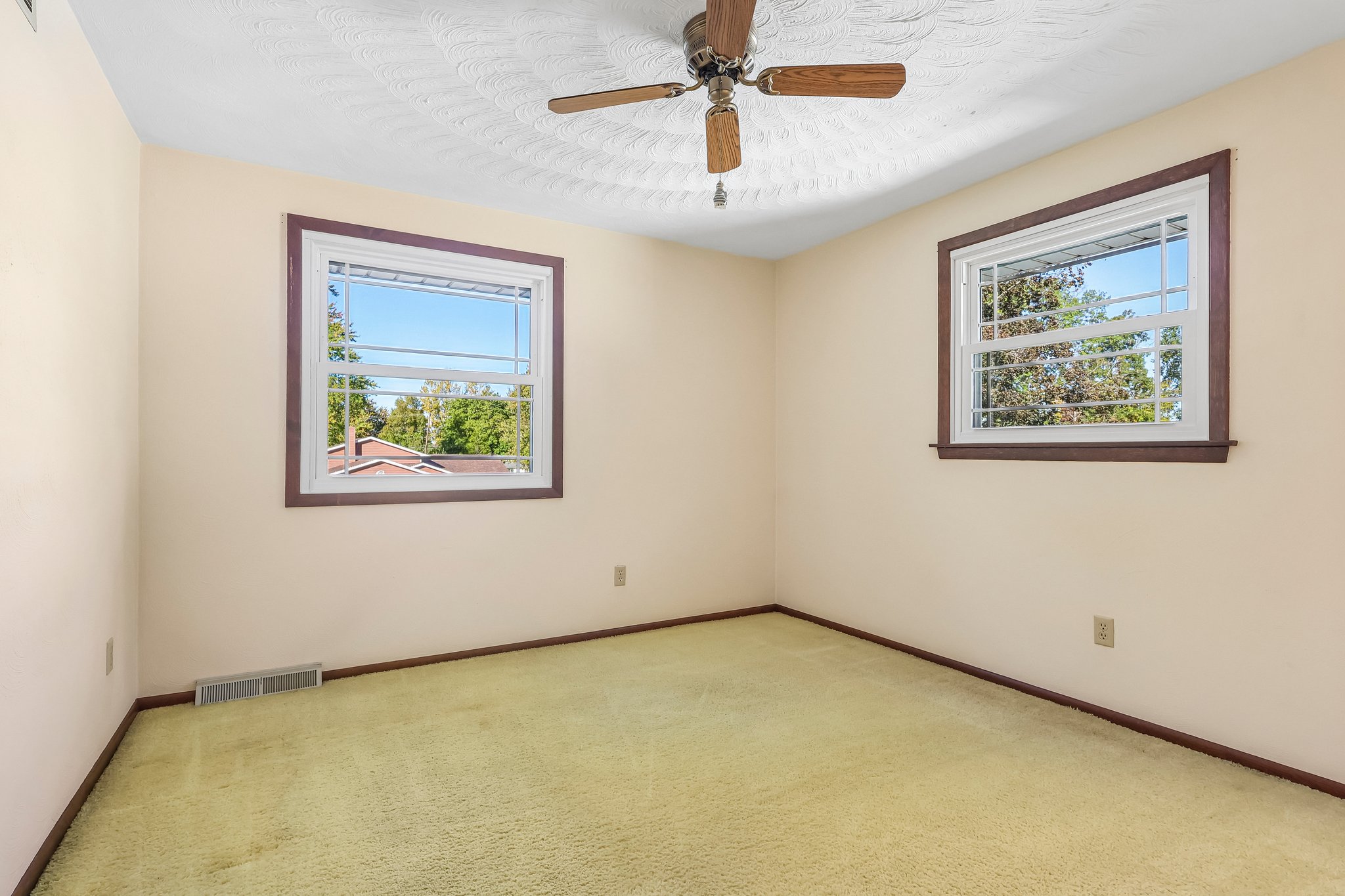 Edgewood Dr-S2110-016.jpg