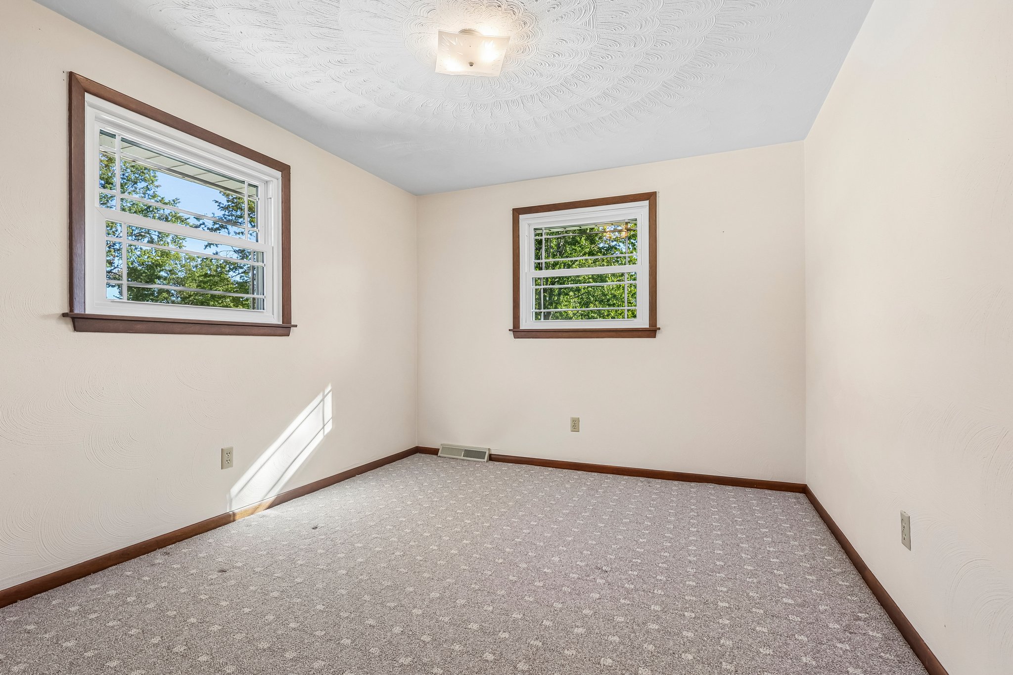 Edgewood Dr-S2110-019.jpg