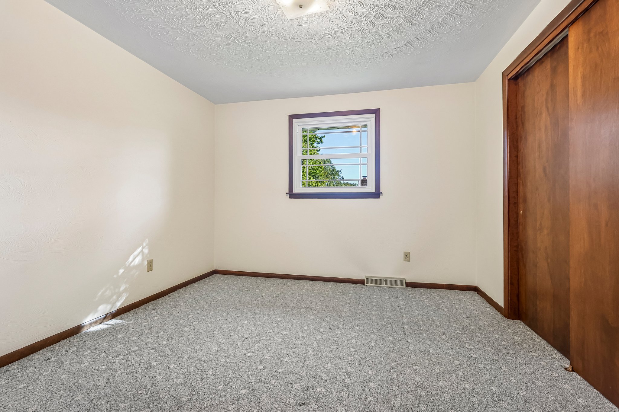 Edgewood Dr-S2110-022.jpg