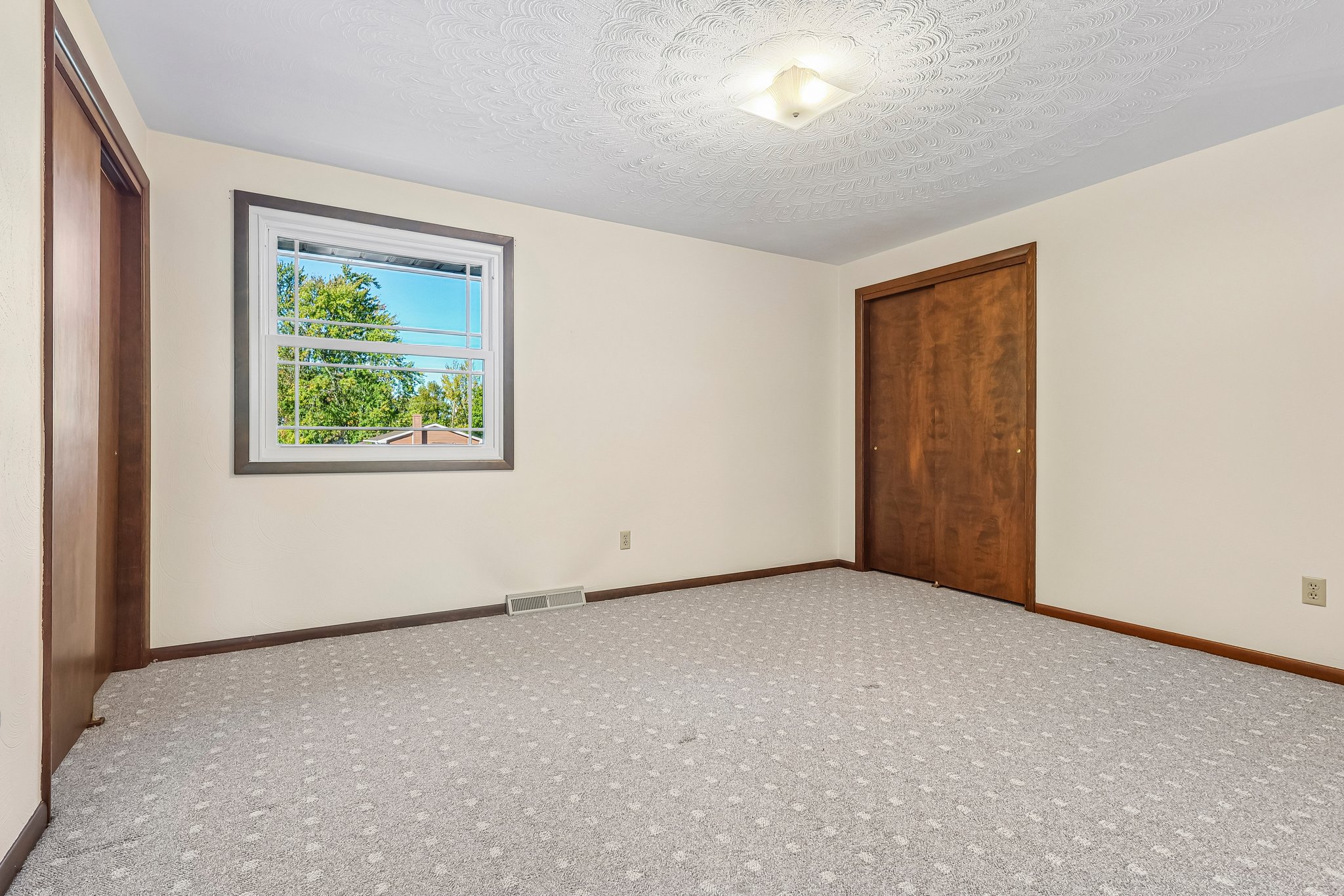 Edgewood Dr-S2110-025.jpg