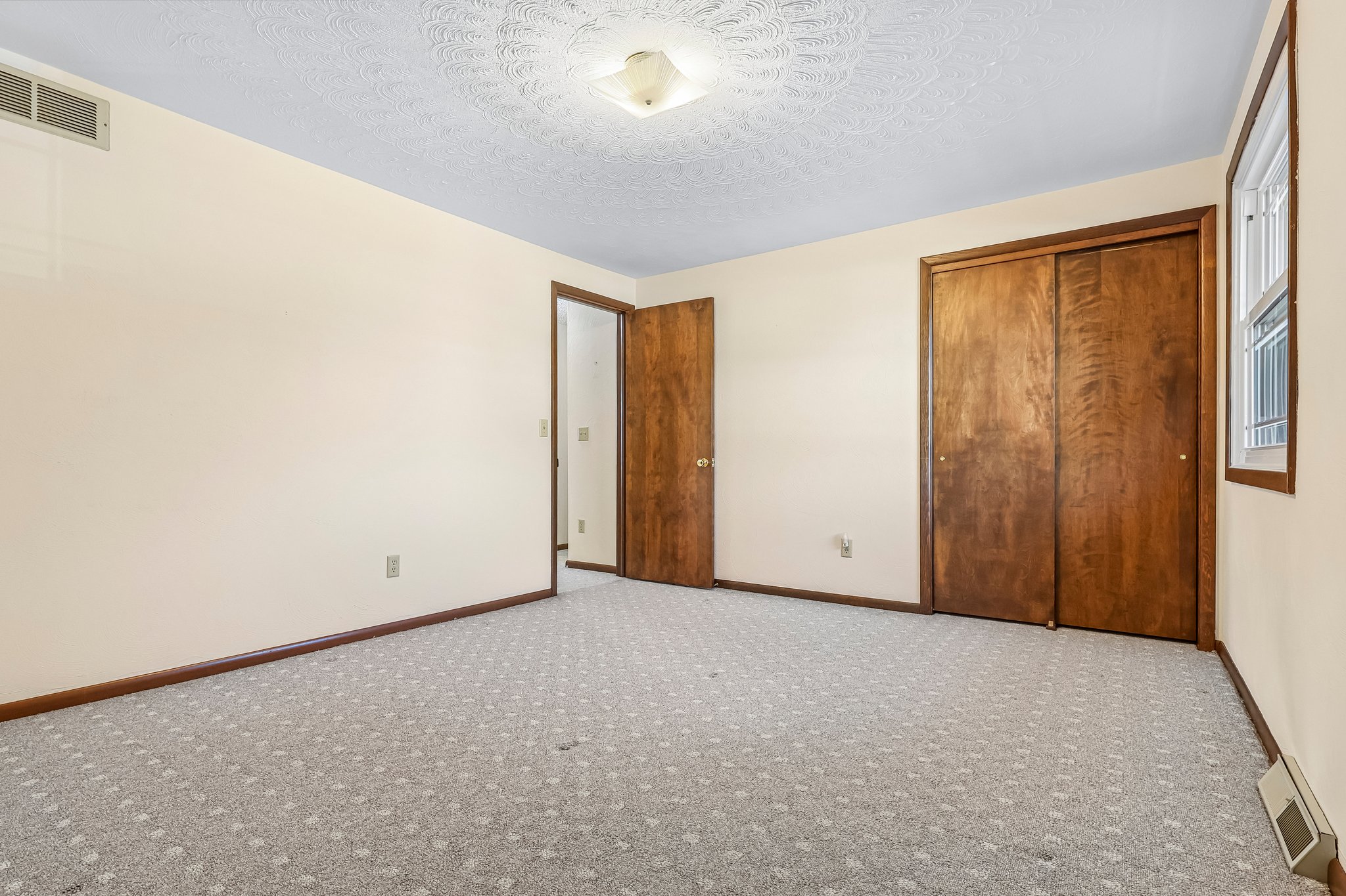 Edgewood Dr-S2110-027.jpg
