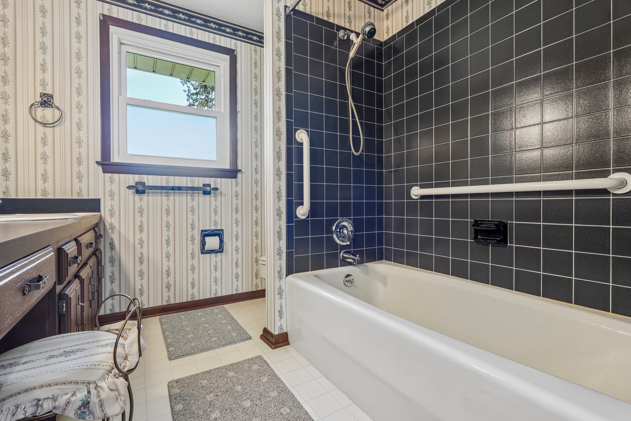 Edgewood Dr-S2110-029.jpg