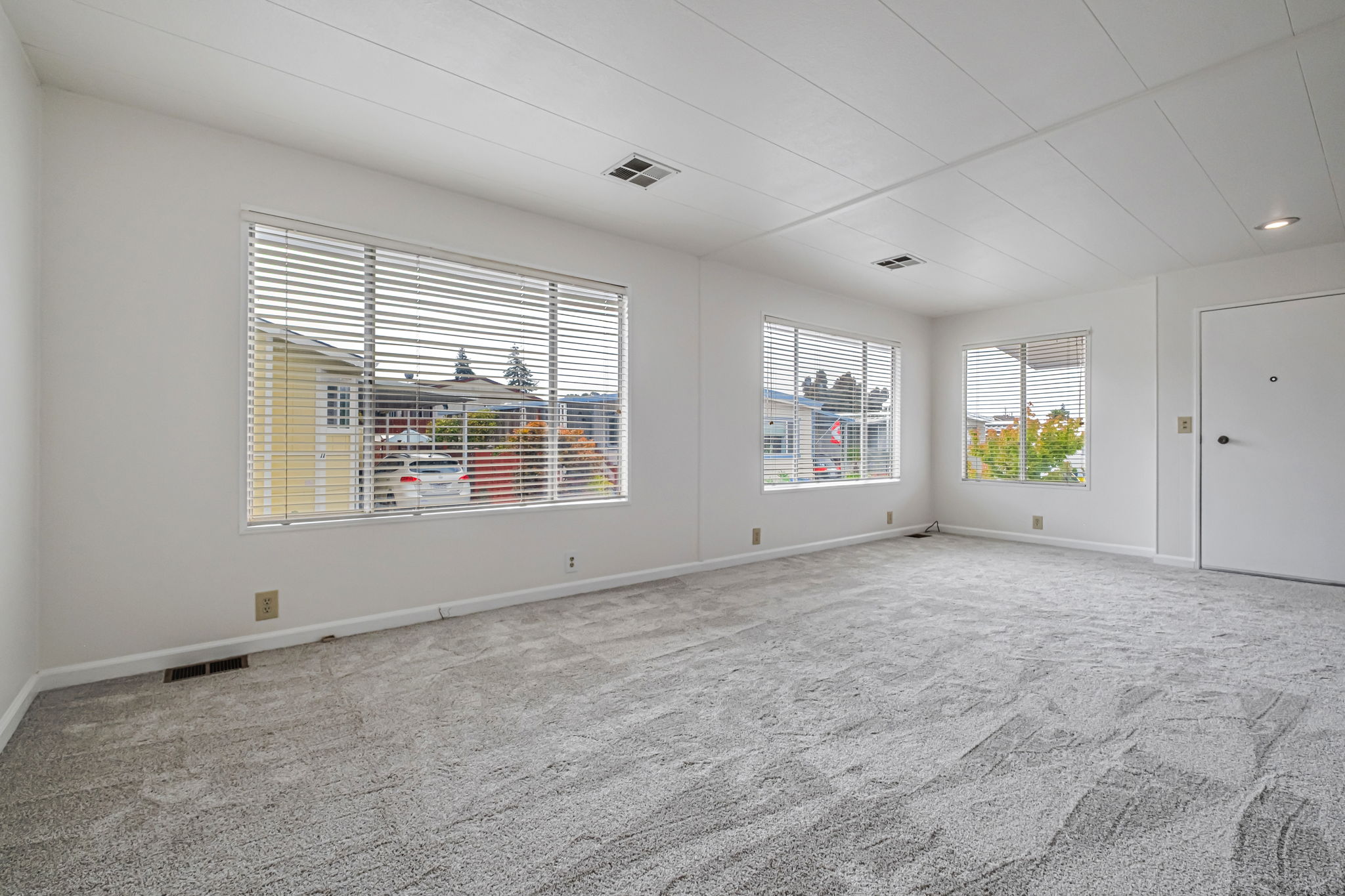 010_ 4425 Clares St 52