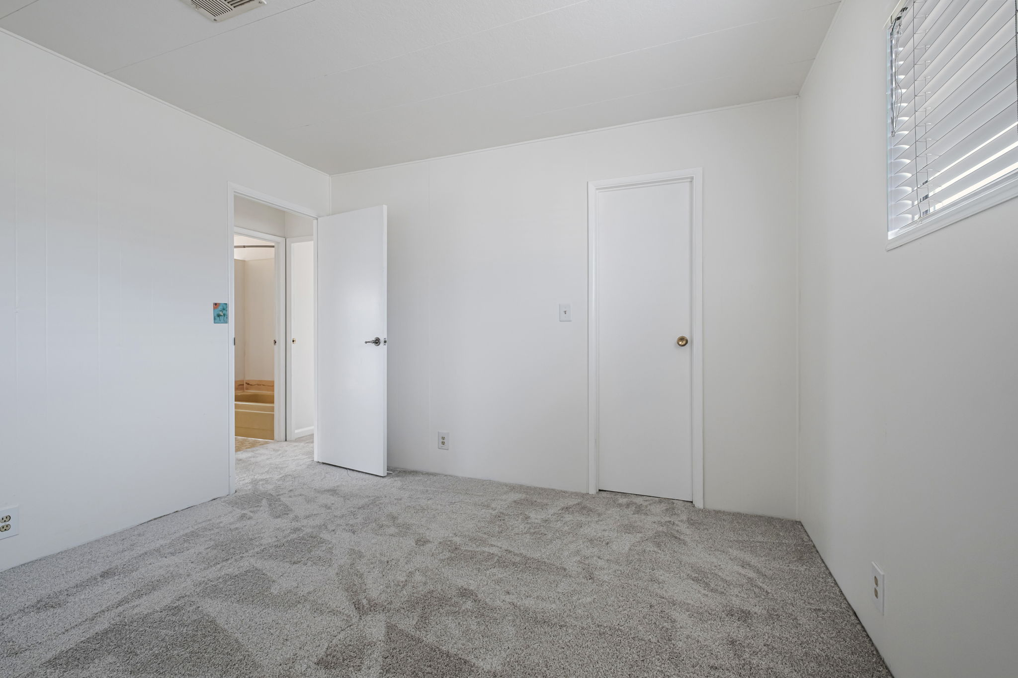 024_ 4425 Clares St 52