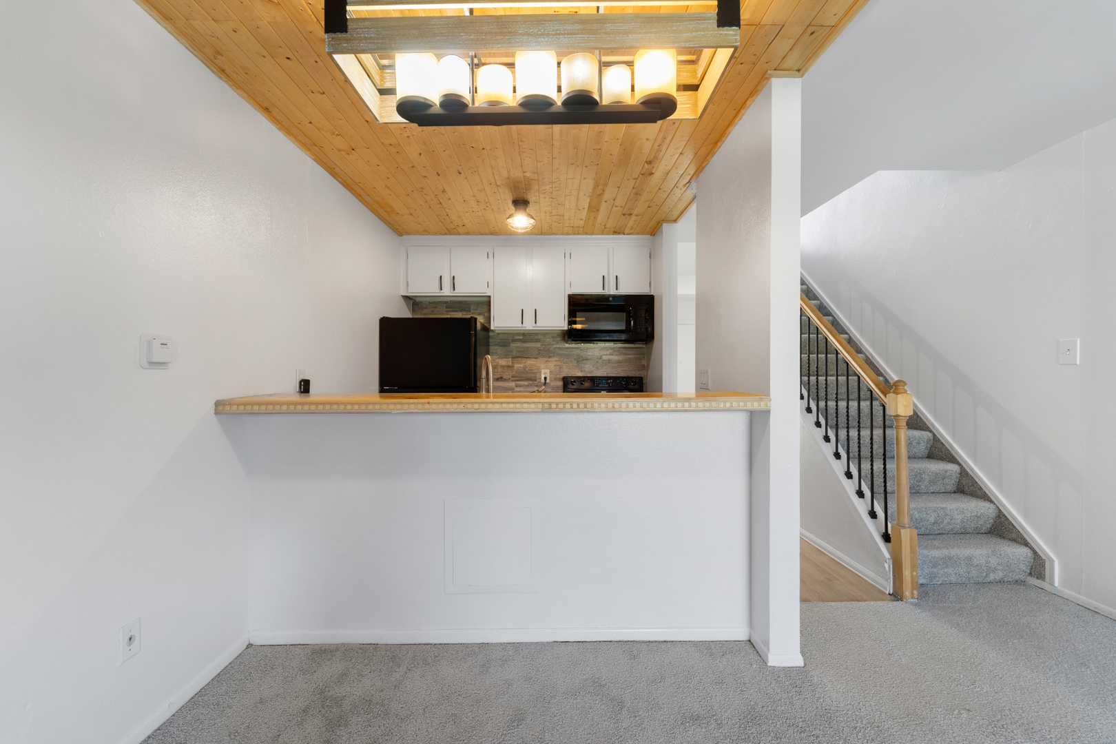 Kitchen with breakfast bar