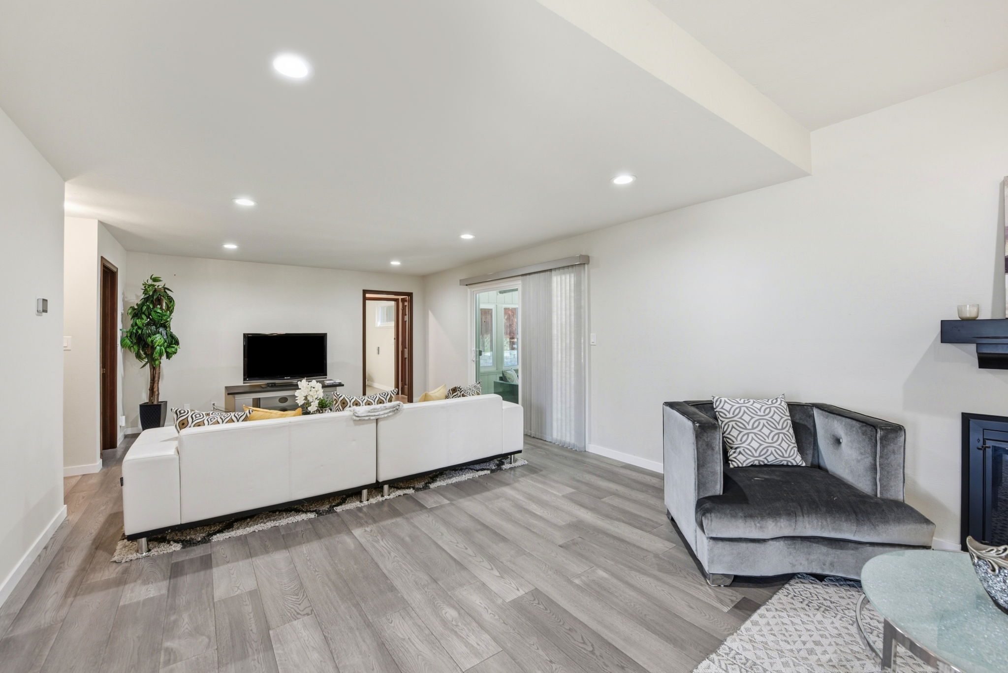 011_F8_44304 Paiute Ct