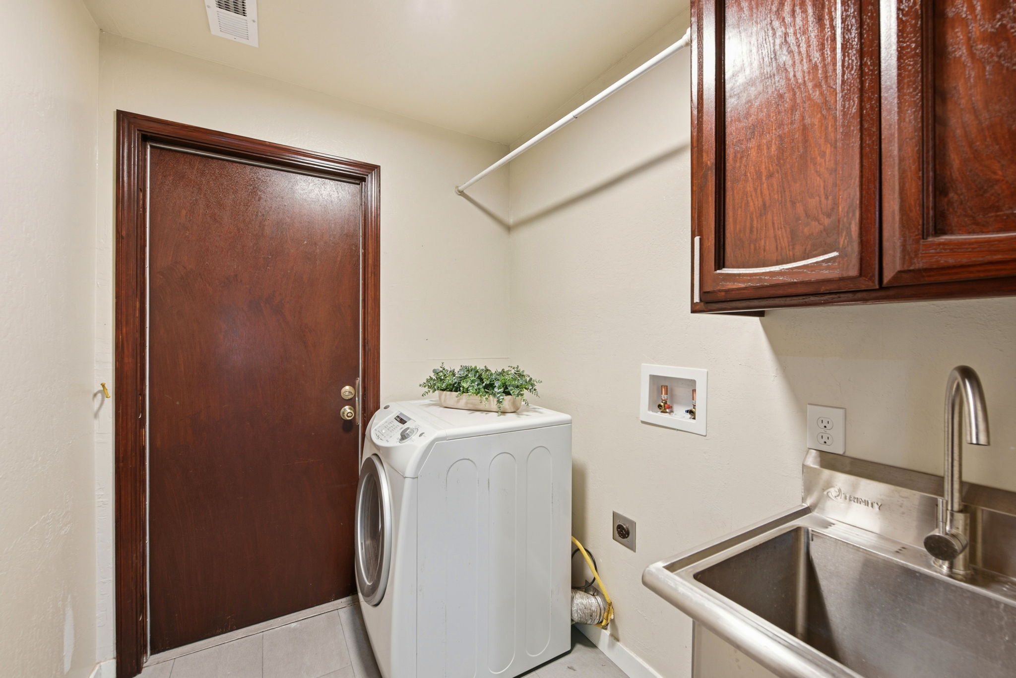 042_F8_44304 Paiute Ct