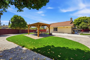 050_F8_44304 Paiute Ct