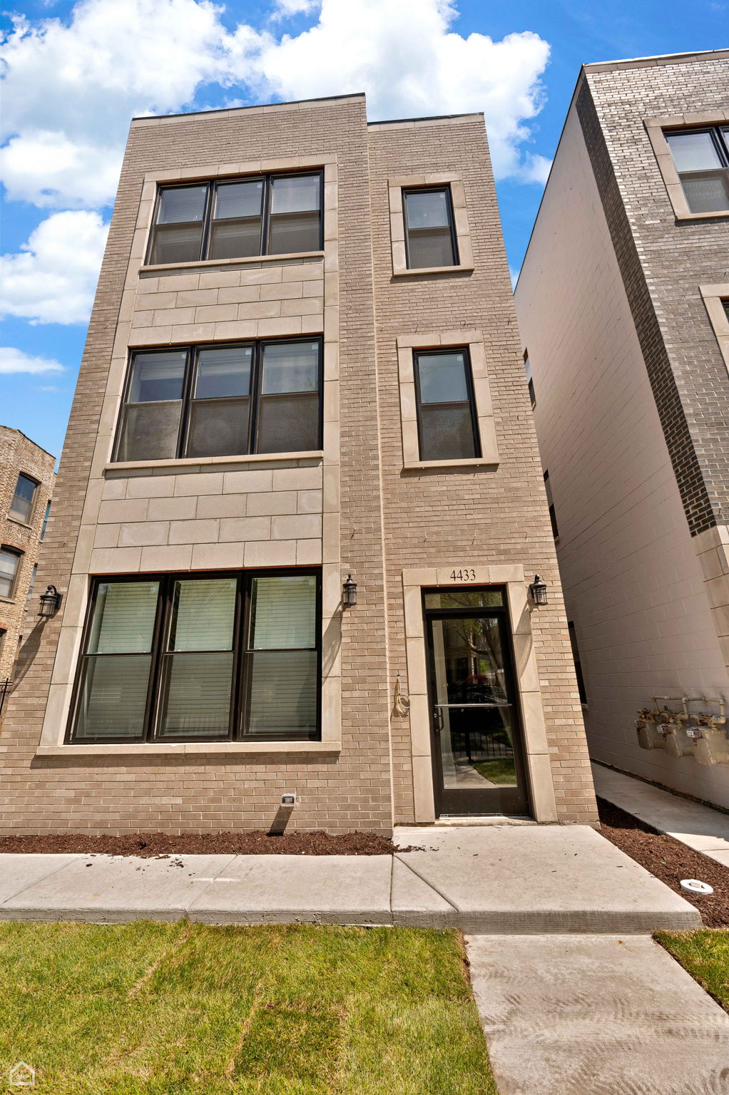 4433 S Prairie Ave - Exterior_005