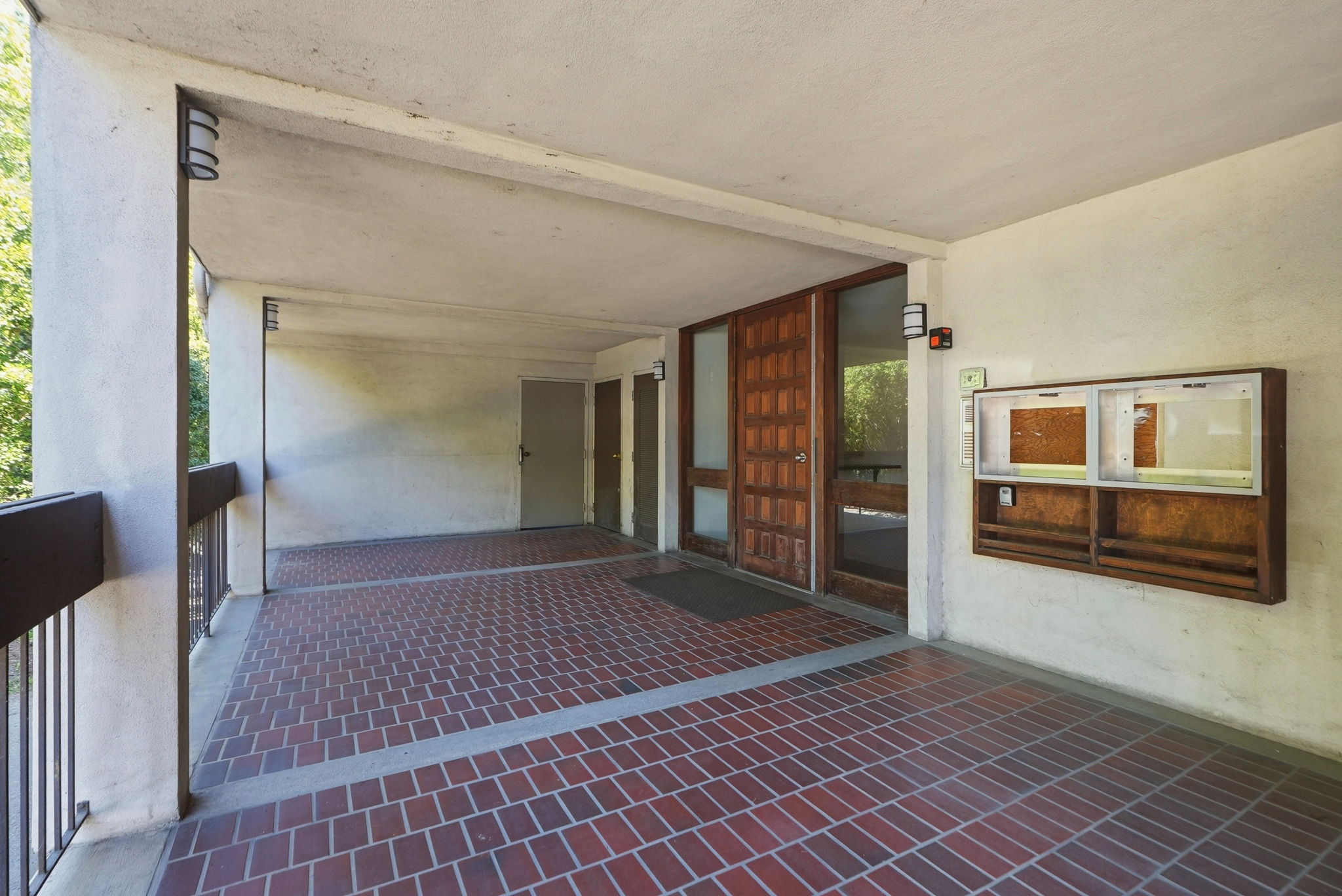 002_F8_444 Merritt Ave 202