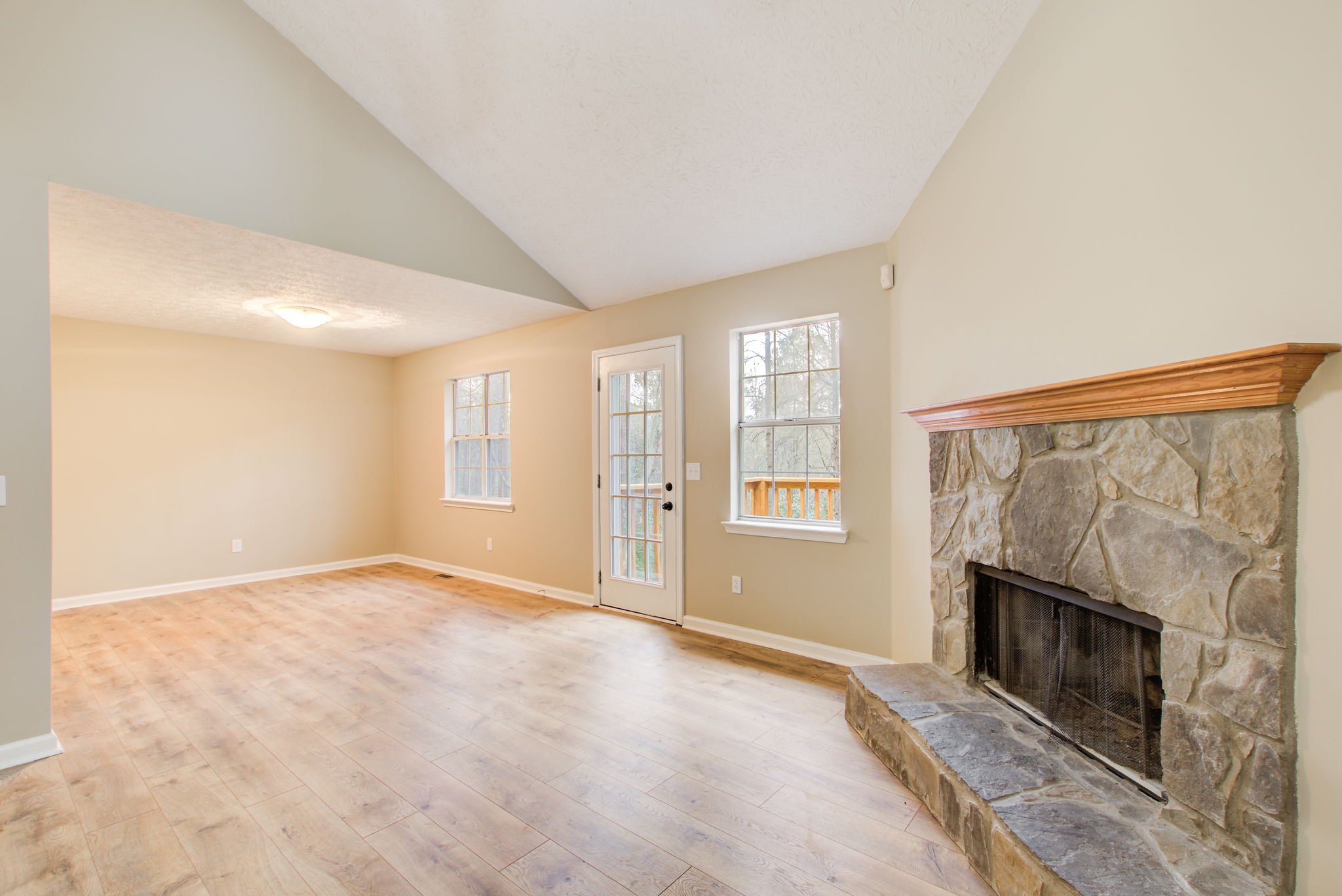 16 Living Room C w Dining